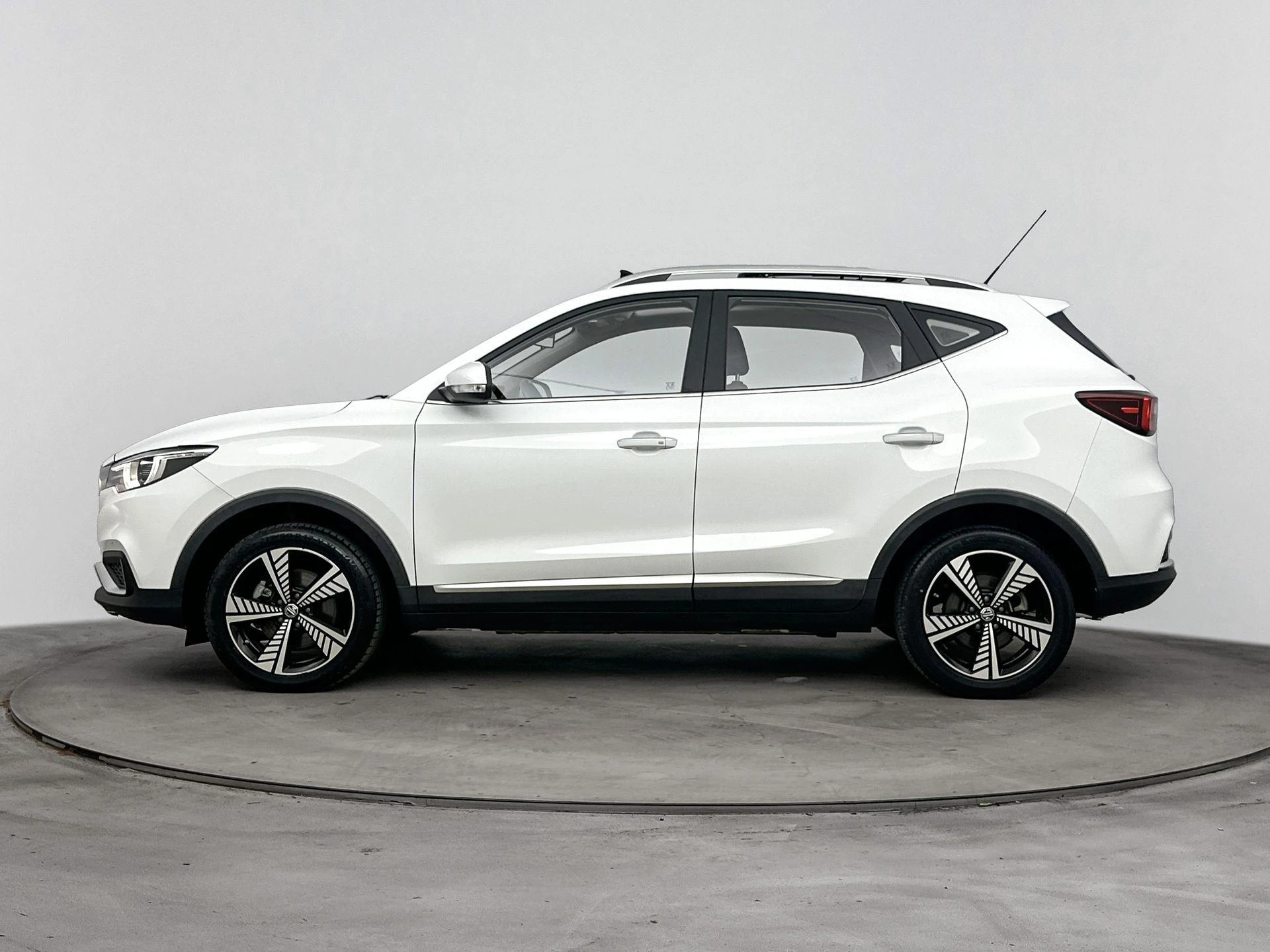 MG-ZS EV-image-1