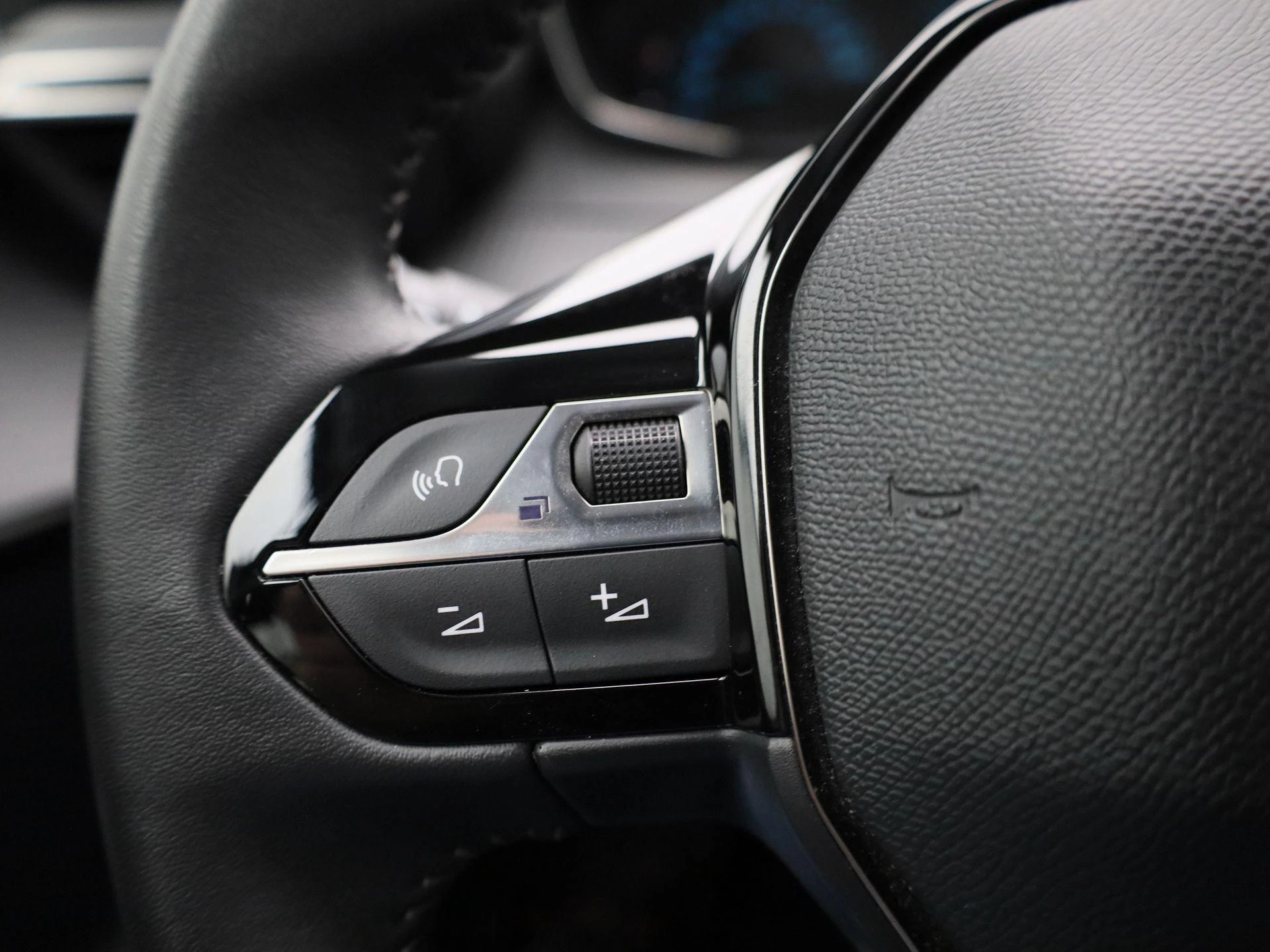 Peugeot-e-208-image-20