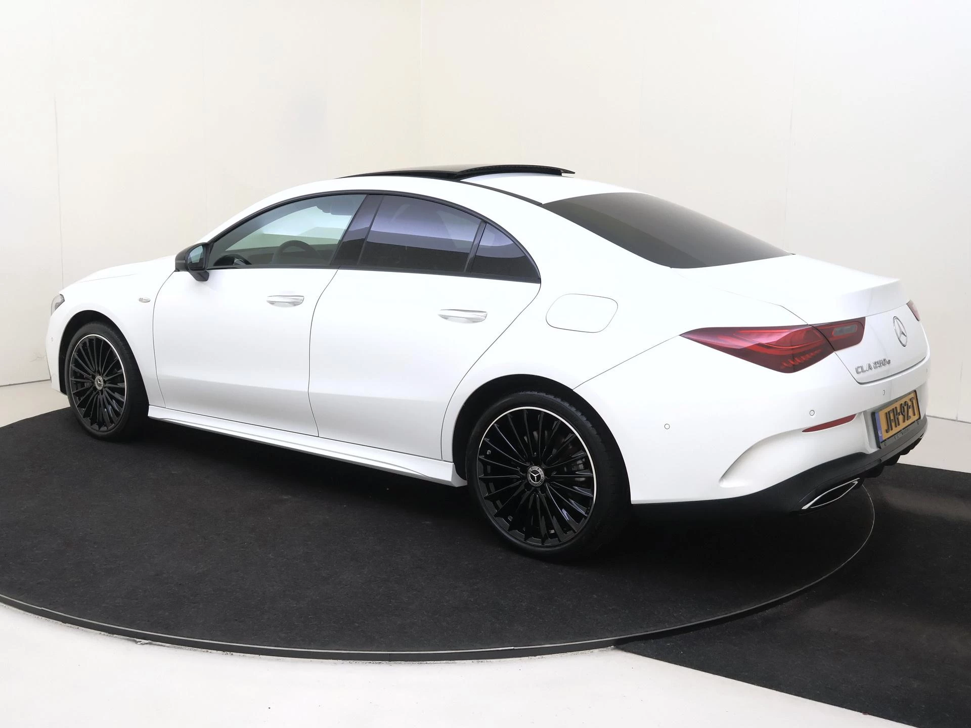 Mercedes-Benz-CLA-image-2