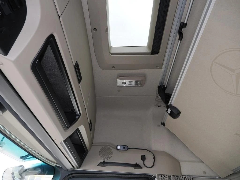 Mercedes-Benz-Actros-image-16