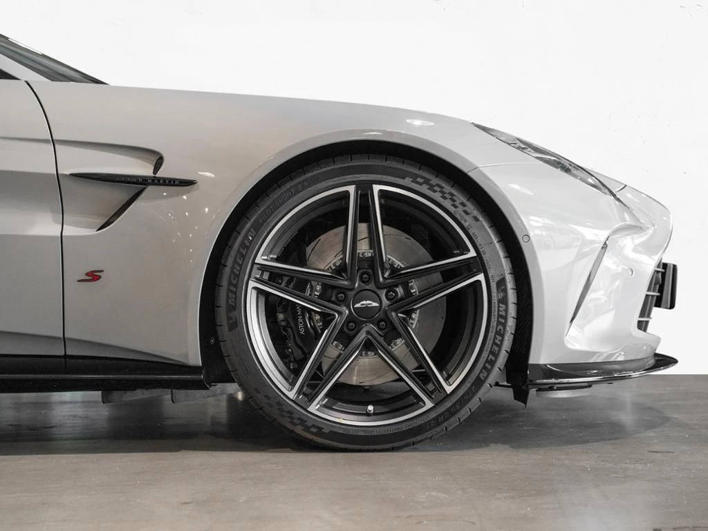 Aston Martin-V8 Vantage-image-4