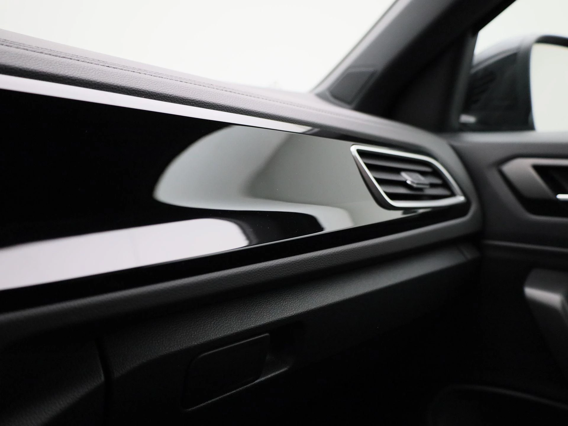 Volkswagen-T-Roc-image-28