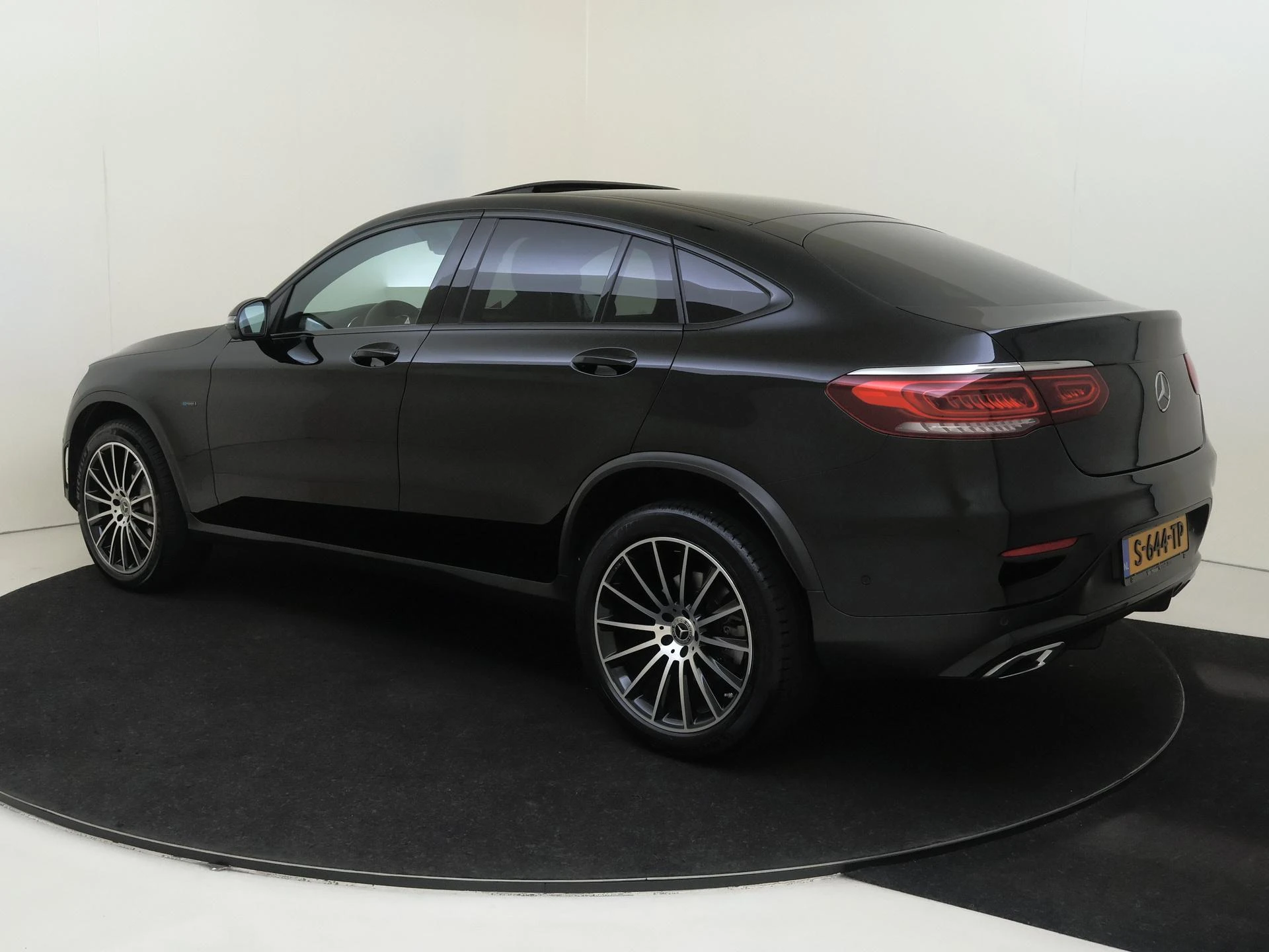 Mercedes-Benz-GLC-image-2