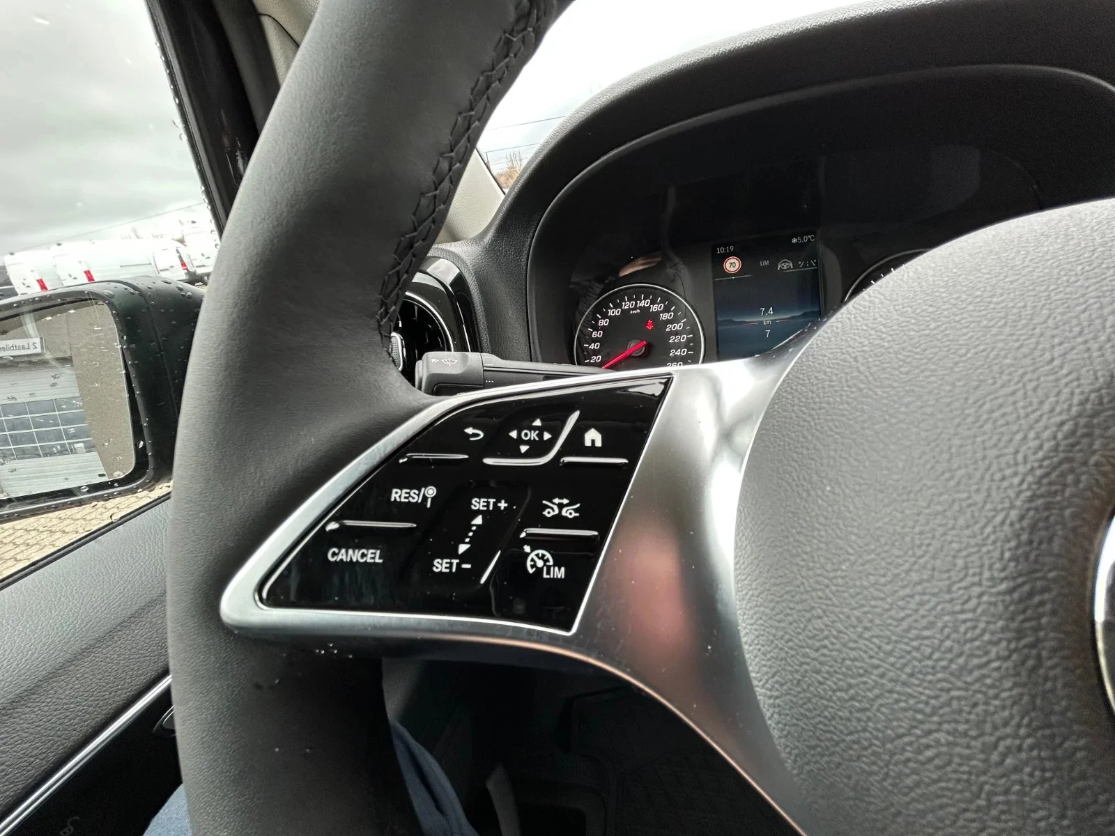 Mercedes-Benz-Vito-image-6