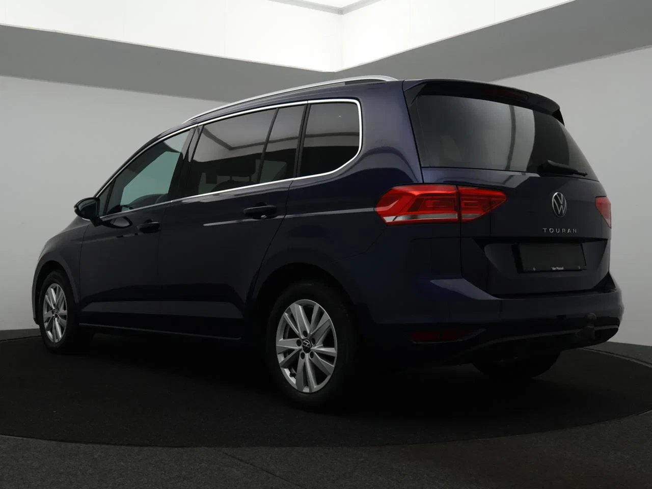 Volkswagen-Touran-image-1