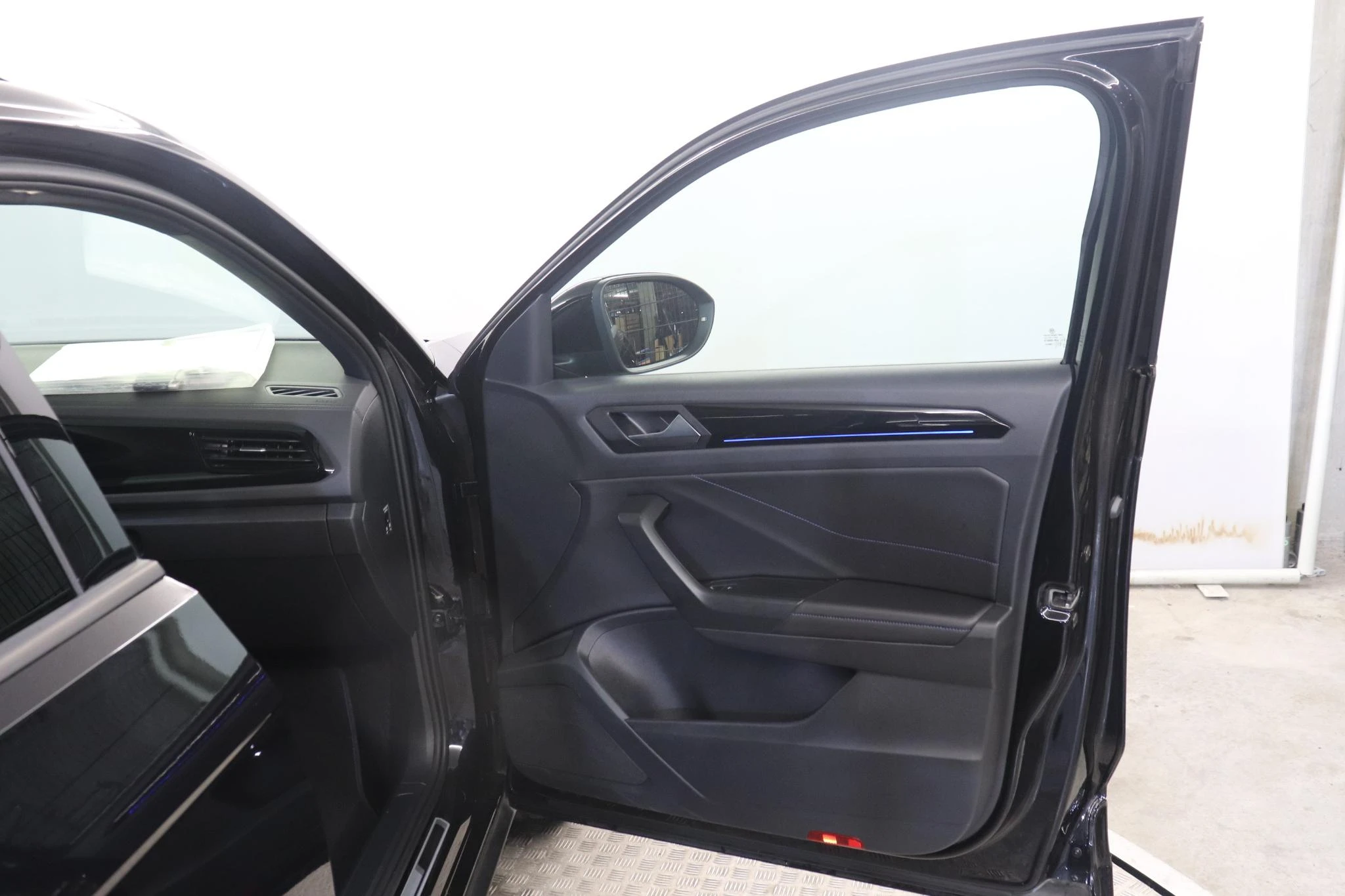 Volkswagen-T-Roc-image-16