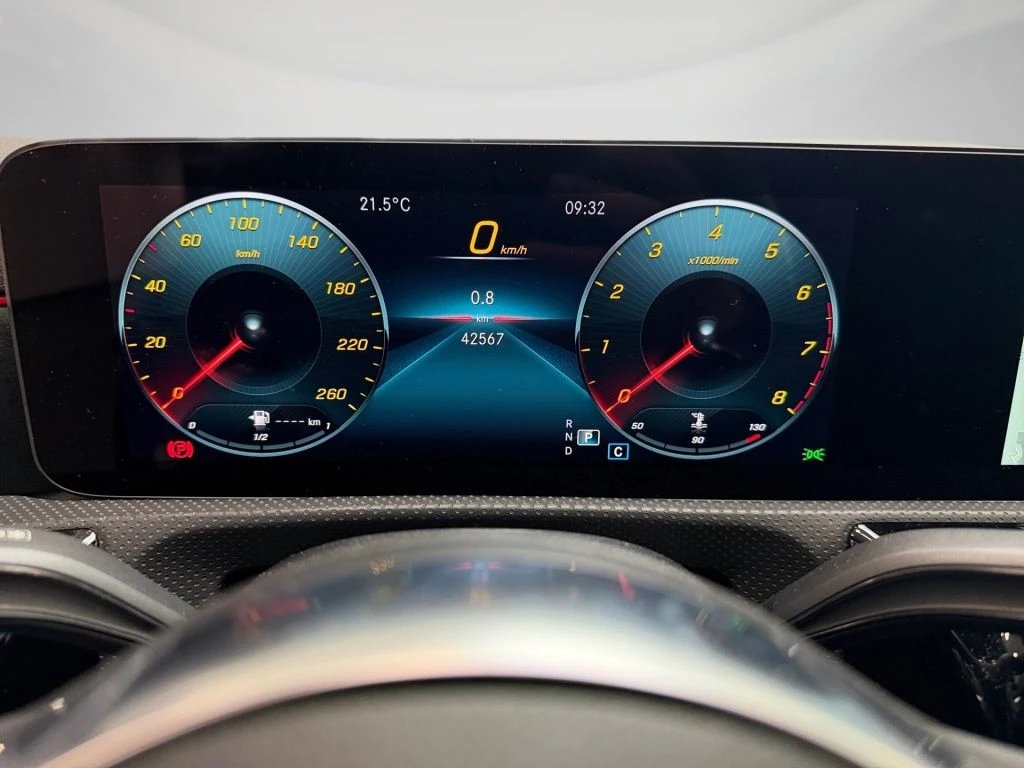 Mercedes-Benz-CLA 180-image-6