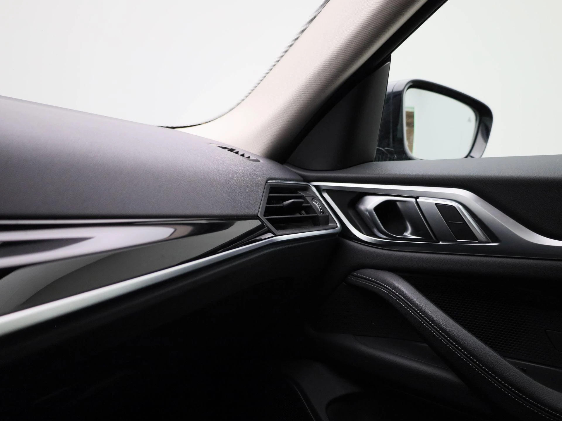 BMW-i4-image-24