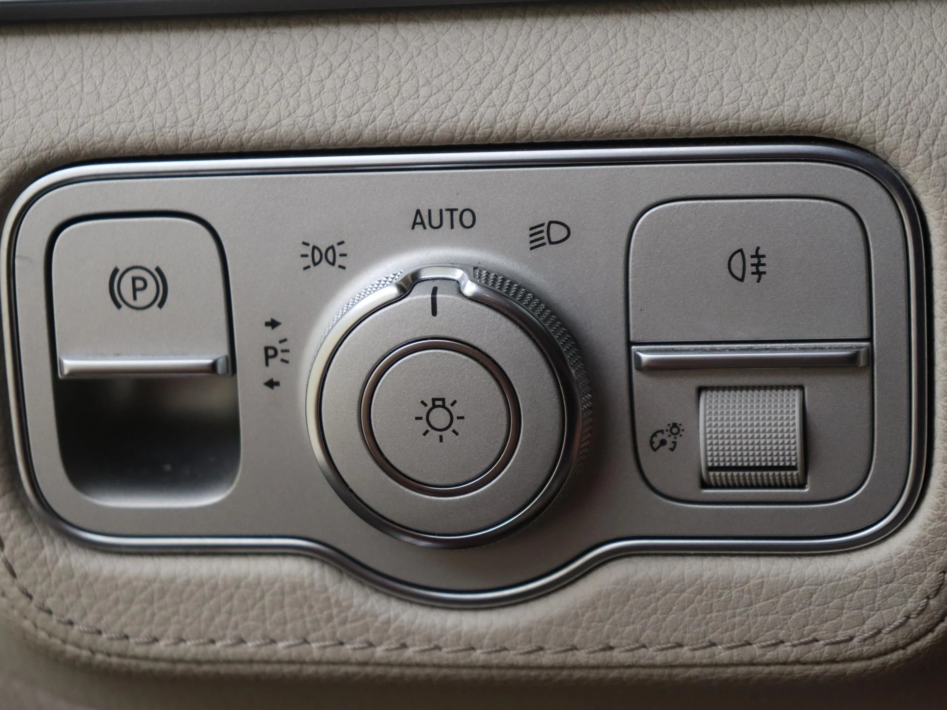 Mercedes-Benz-GLE-image-25