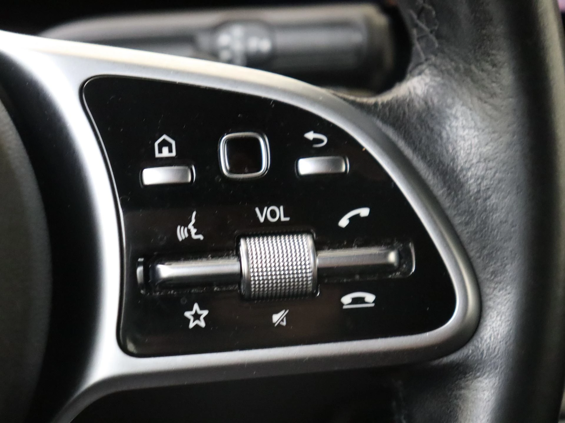 Mercedes-Benz-GLB-image-13