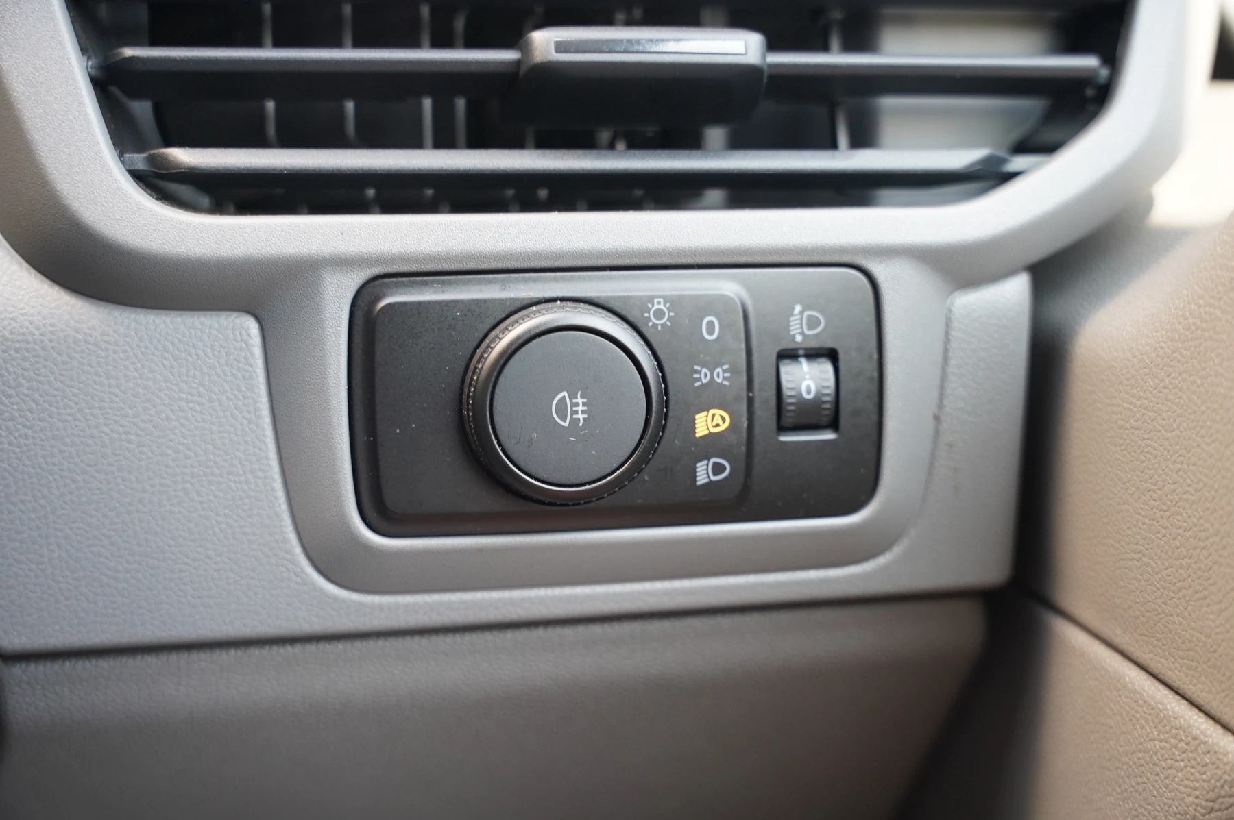 Volkswagen-Transporter-image-29