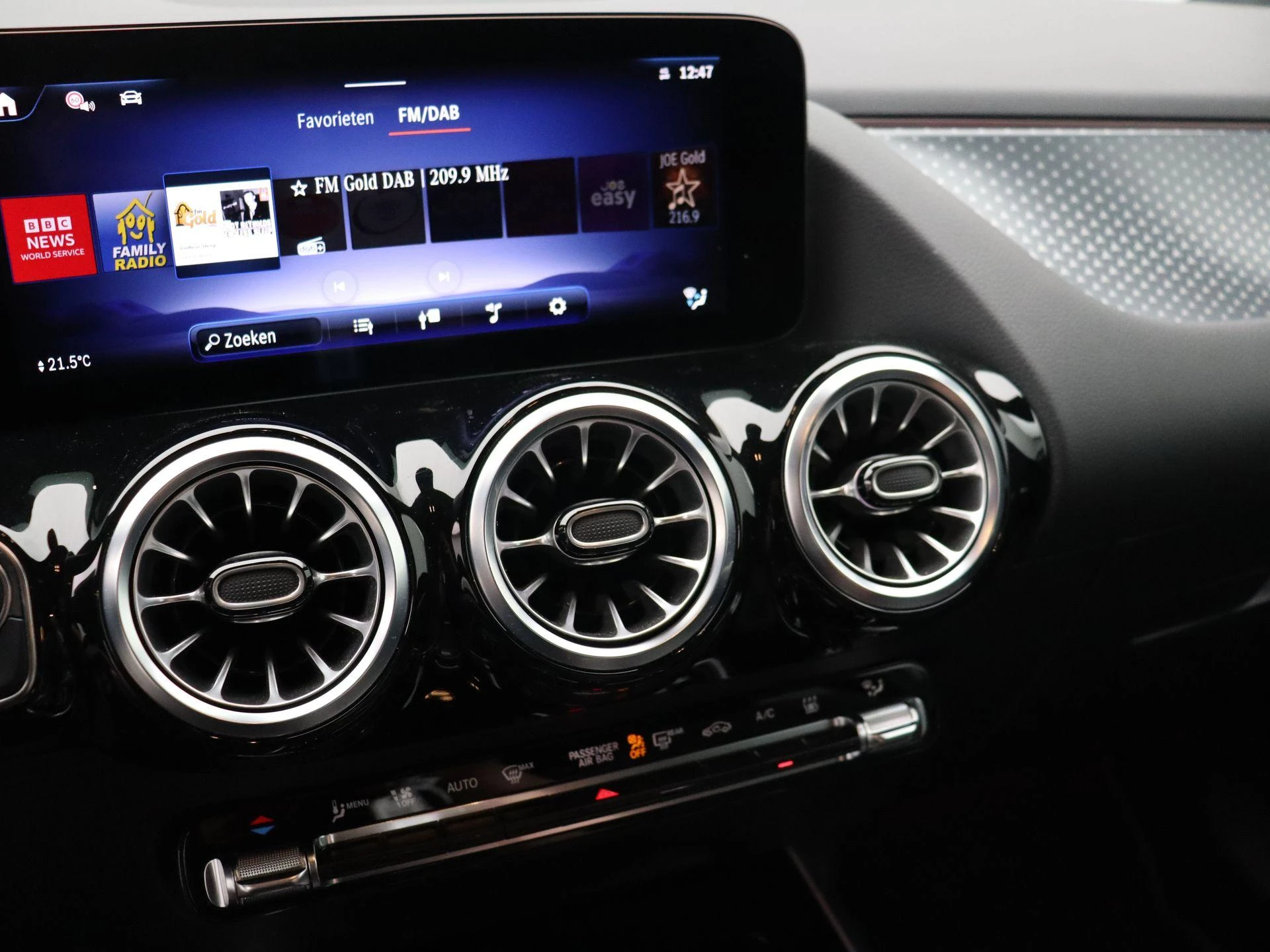 Mercedes-Benz-EQA-image-12