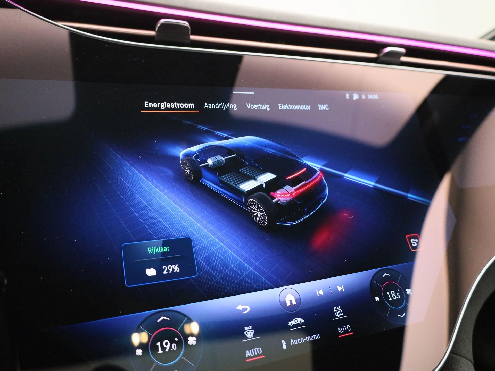 Mercedes-Benz-EQE-image-37