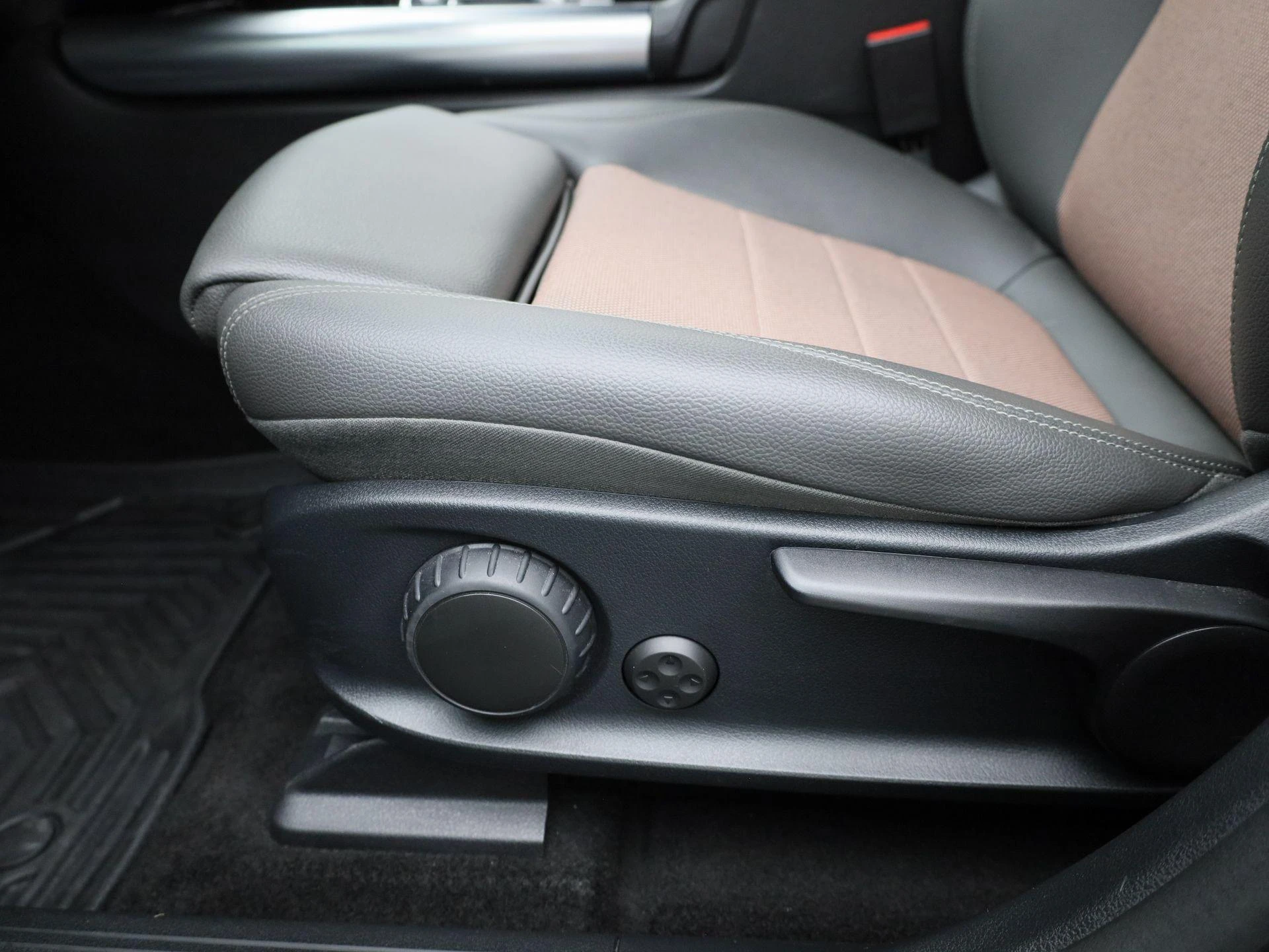 Mercedes-Benz-EQA-image-36