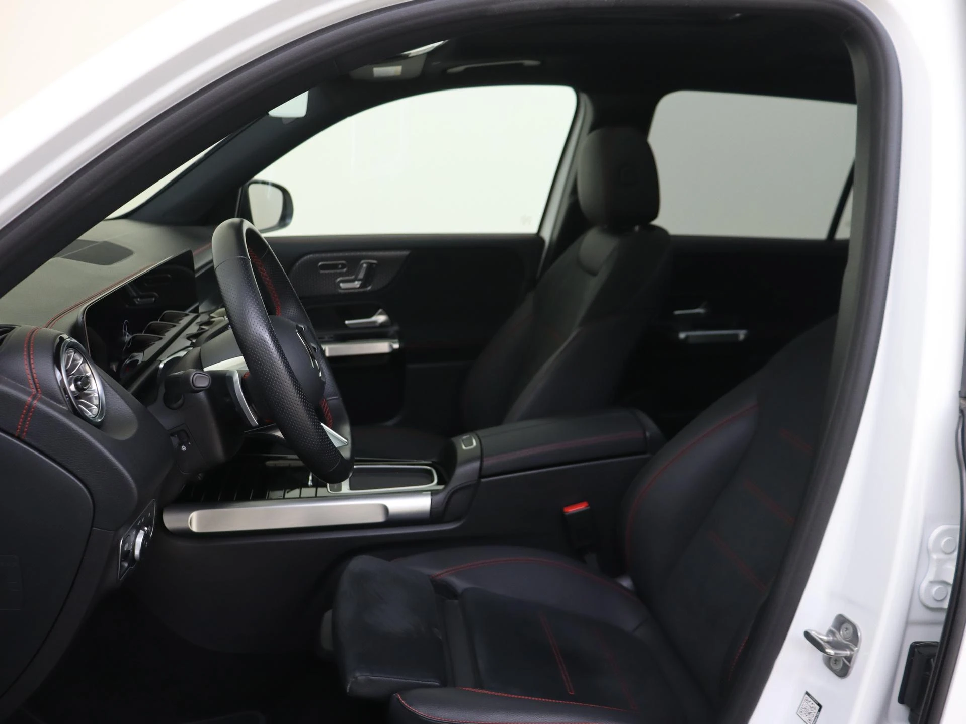 Mercedes-Benz-EQB-image-13