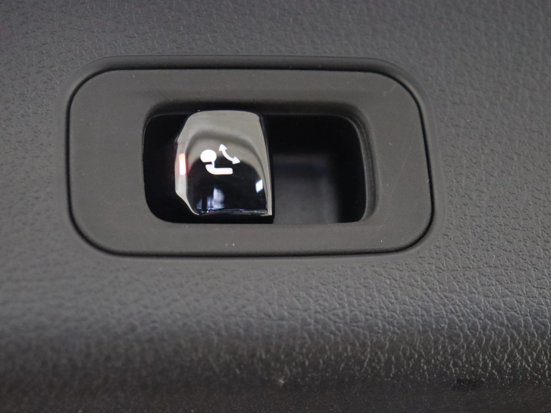 Mercedes-Benz-GLC-image-35