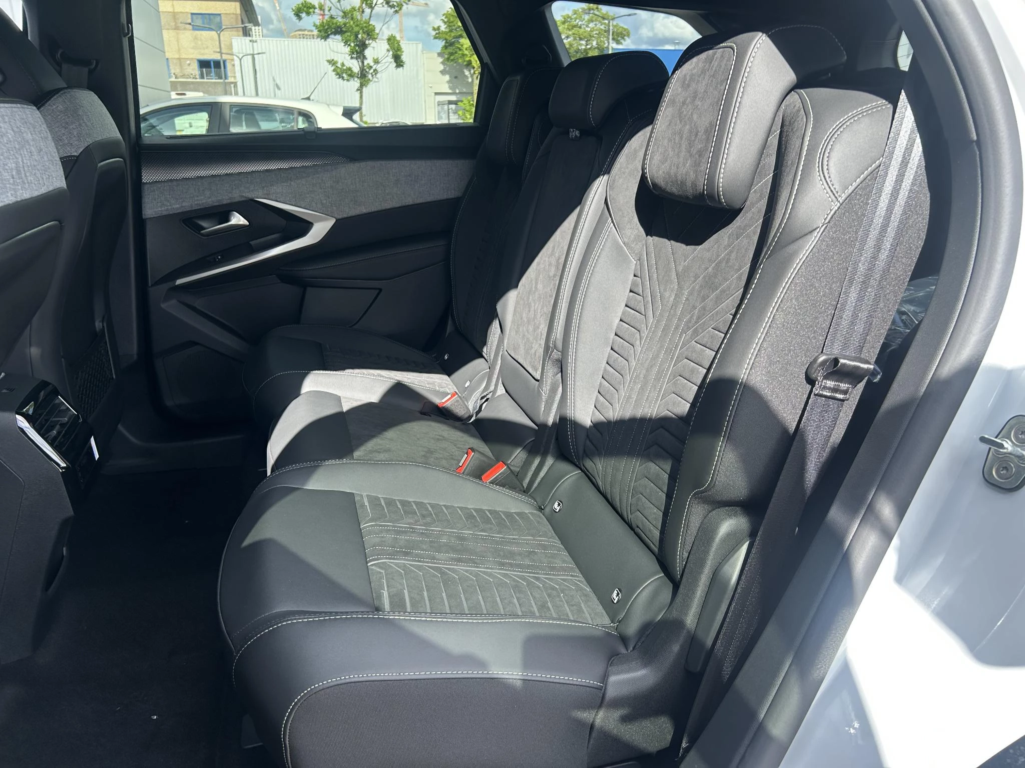 Peugeot-e-5008-image-21