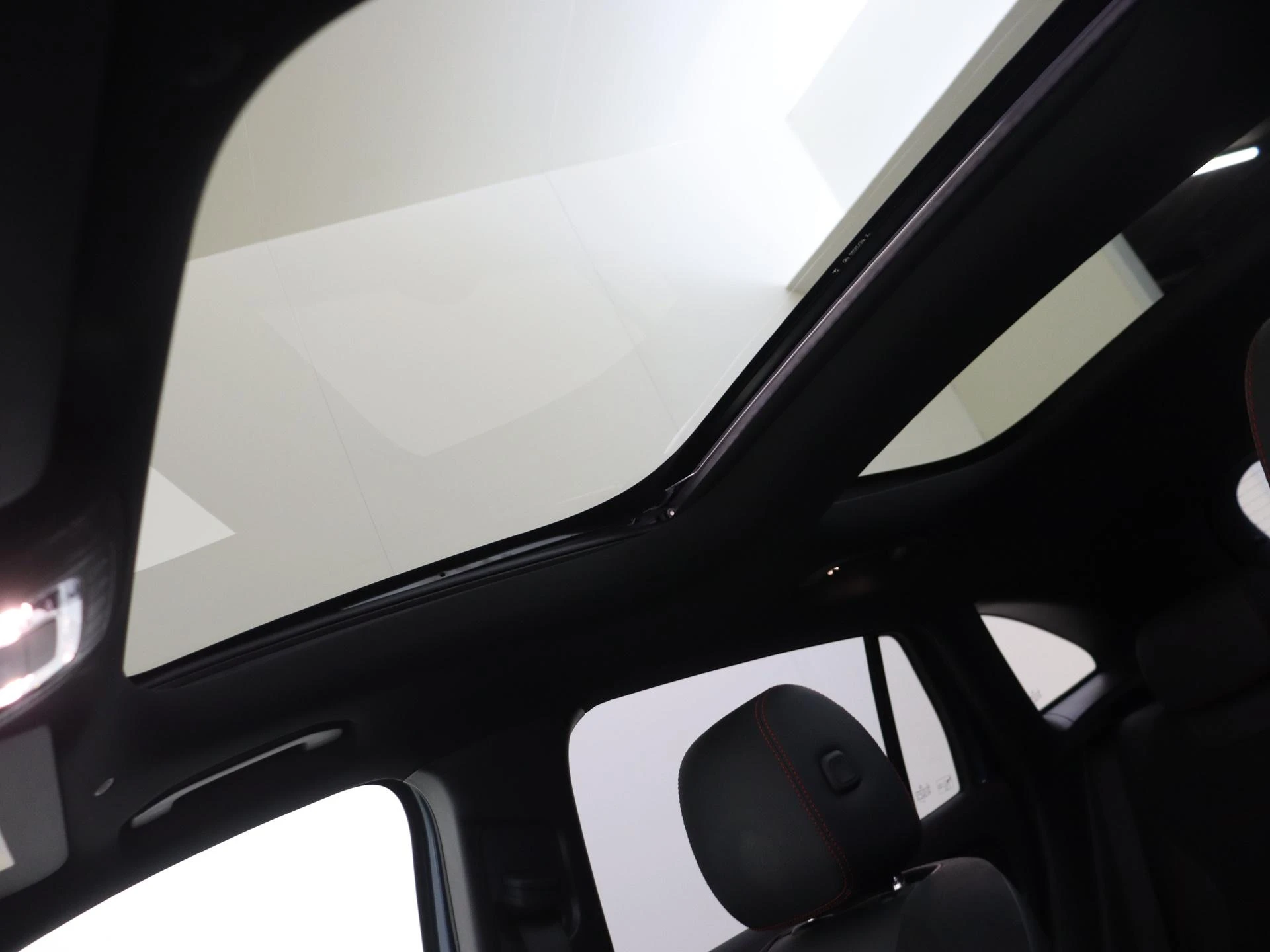 Mercedes-Benz-GLA-image-27