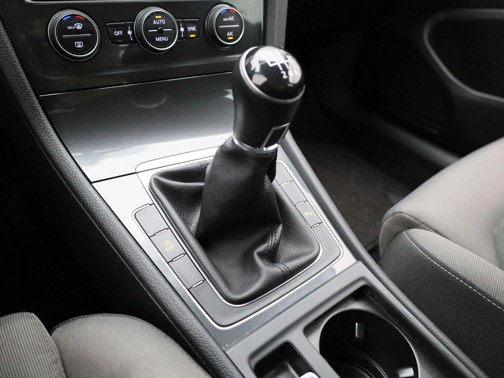 Volkswagen-Golf-image-15