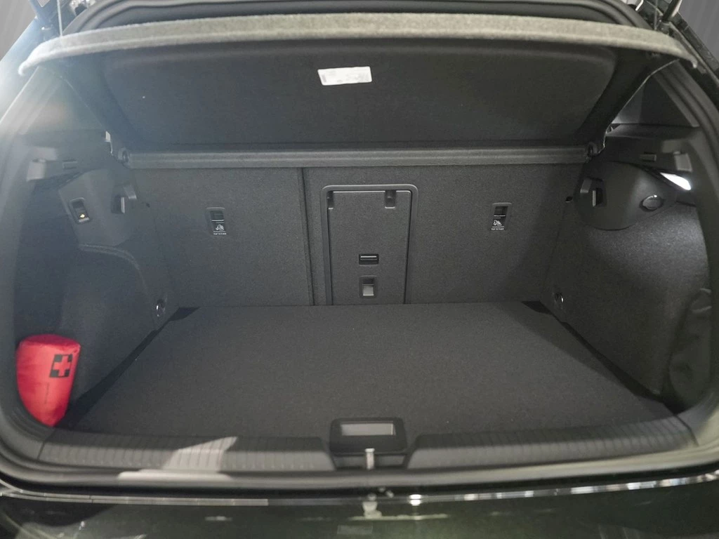 Volkswagen Golf 1,5 l eTSI DSG R-Line AHK HKSOUND PANO LED