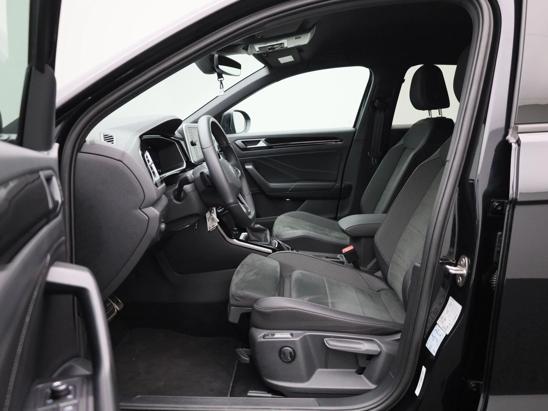 Volkswagen-T-Roc-image-10