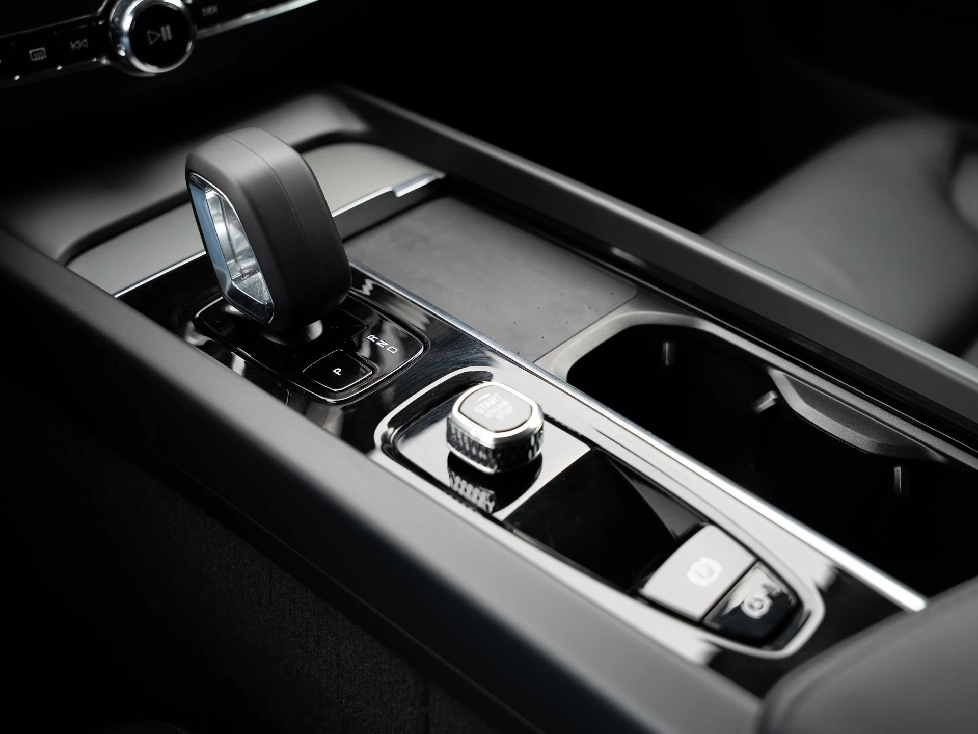 Volvo XC60 B4 2WD Plus Dark
