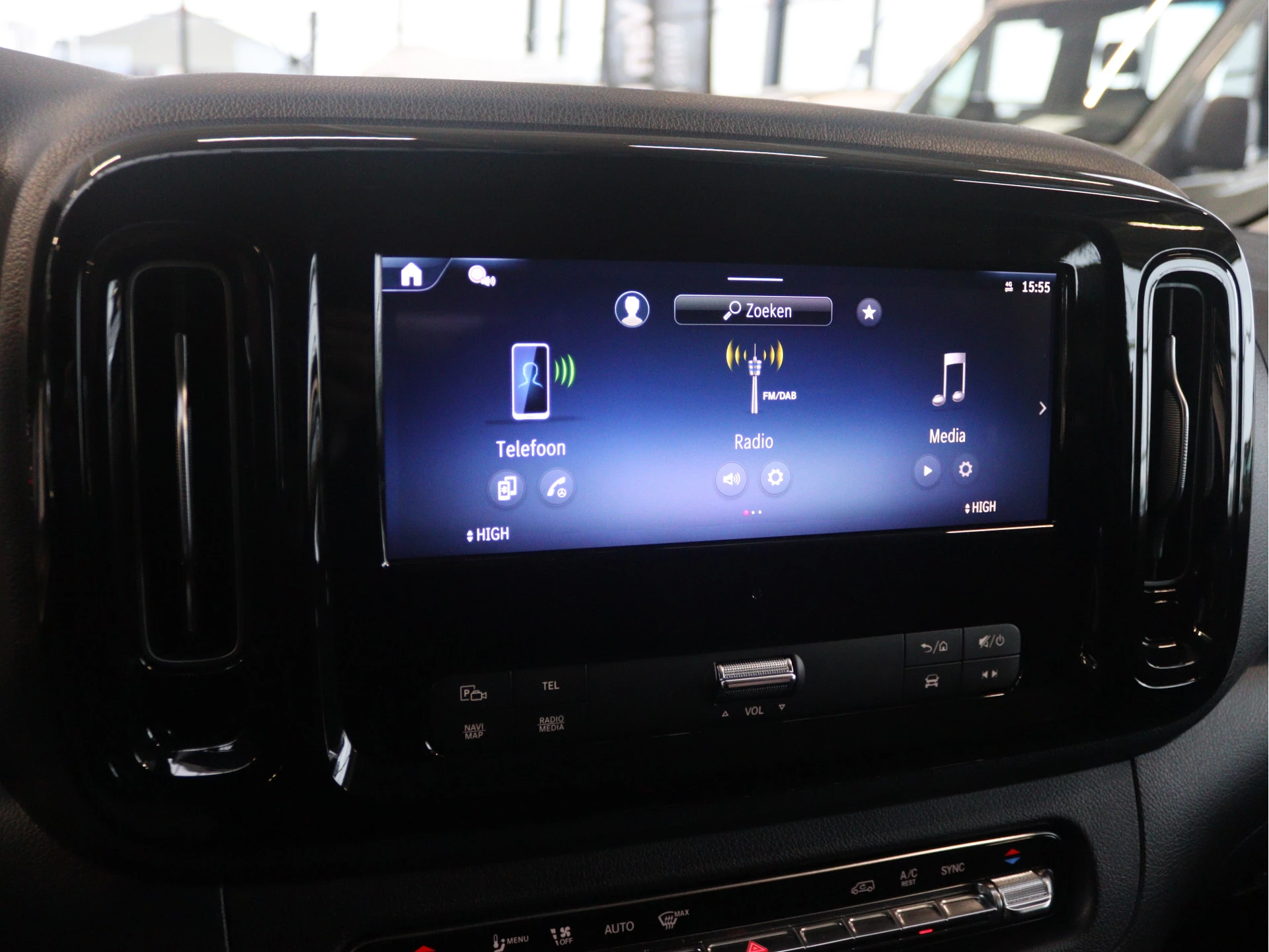 Mercedes-Benz-Vito-image-8