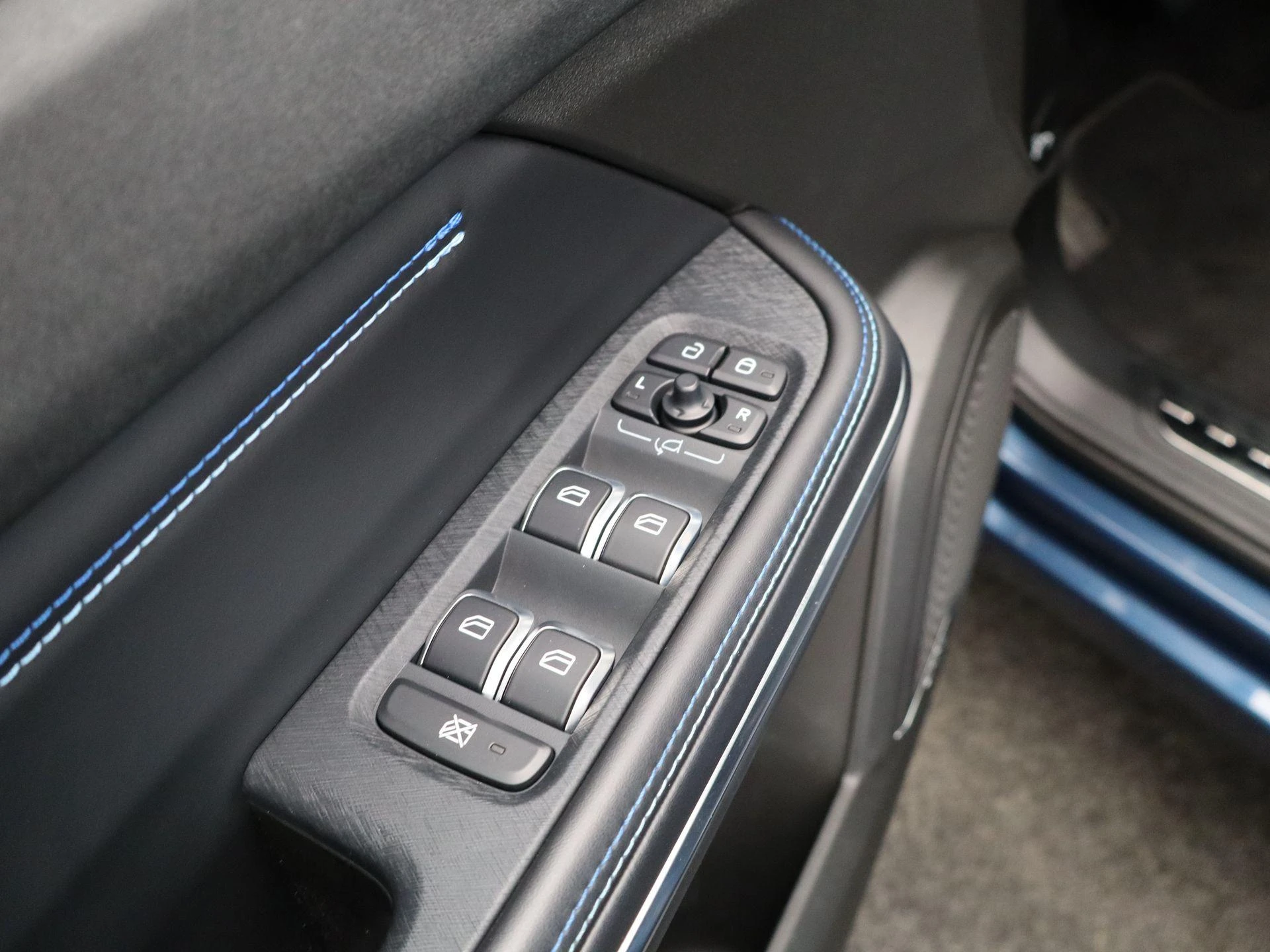 Lynk & Co-01-image-27