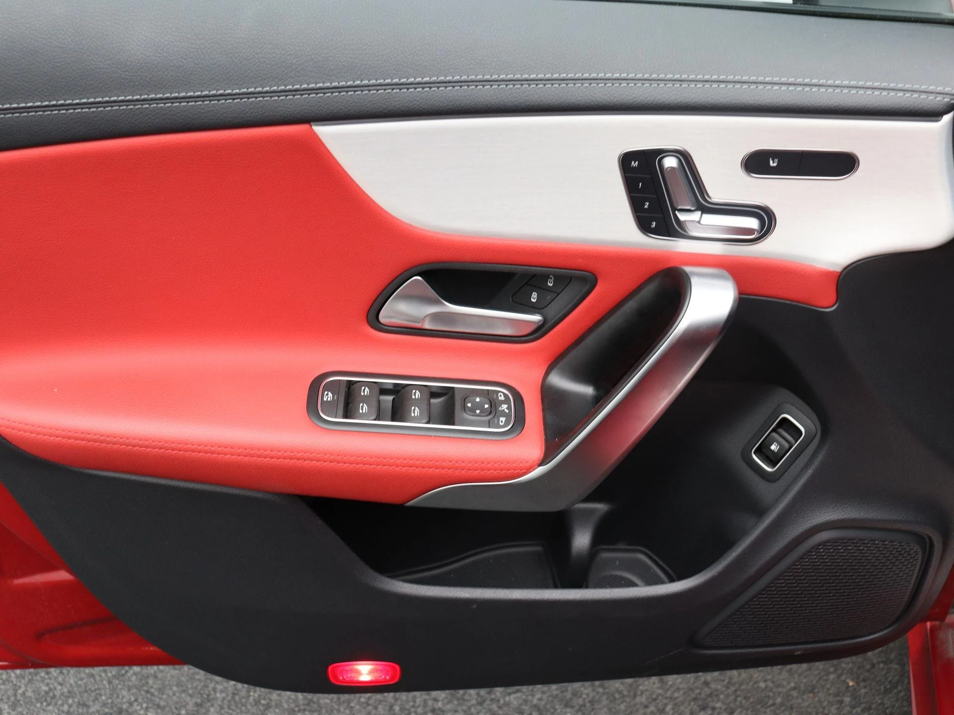 Mercedes-Benz CLA 250 e AMG Line + LEDER + CARPLAY + PANO DAK + HEAD UP + MULTIBEAM