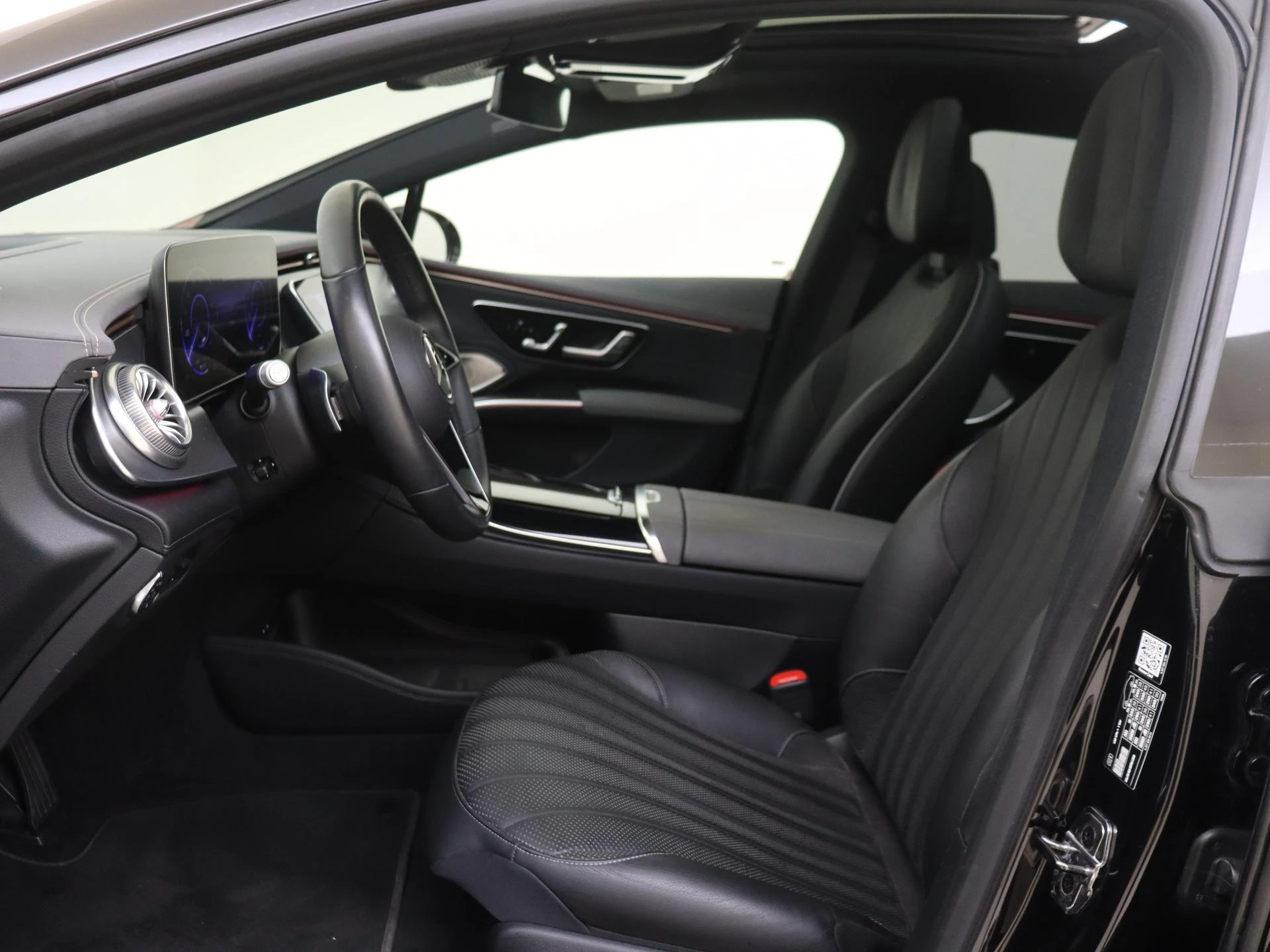 Mercedes-Benz-EQS-image-14