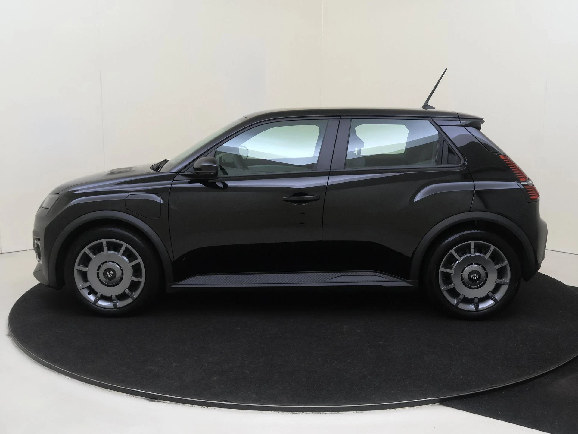 Renault-5-image-7