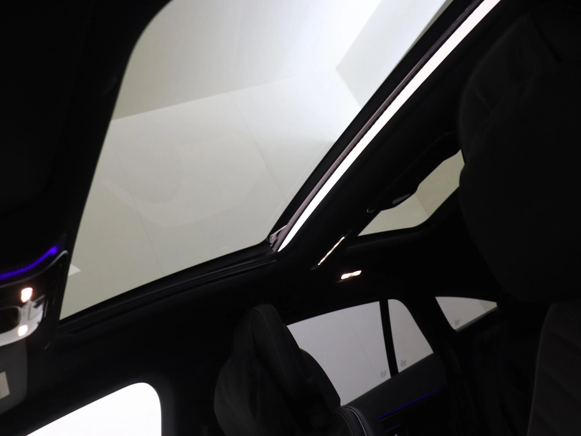 Mercedes-Benz-EQS-image-26
