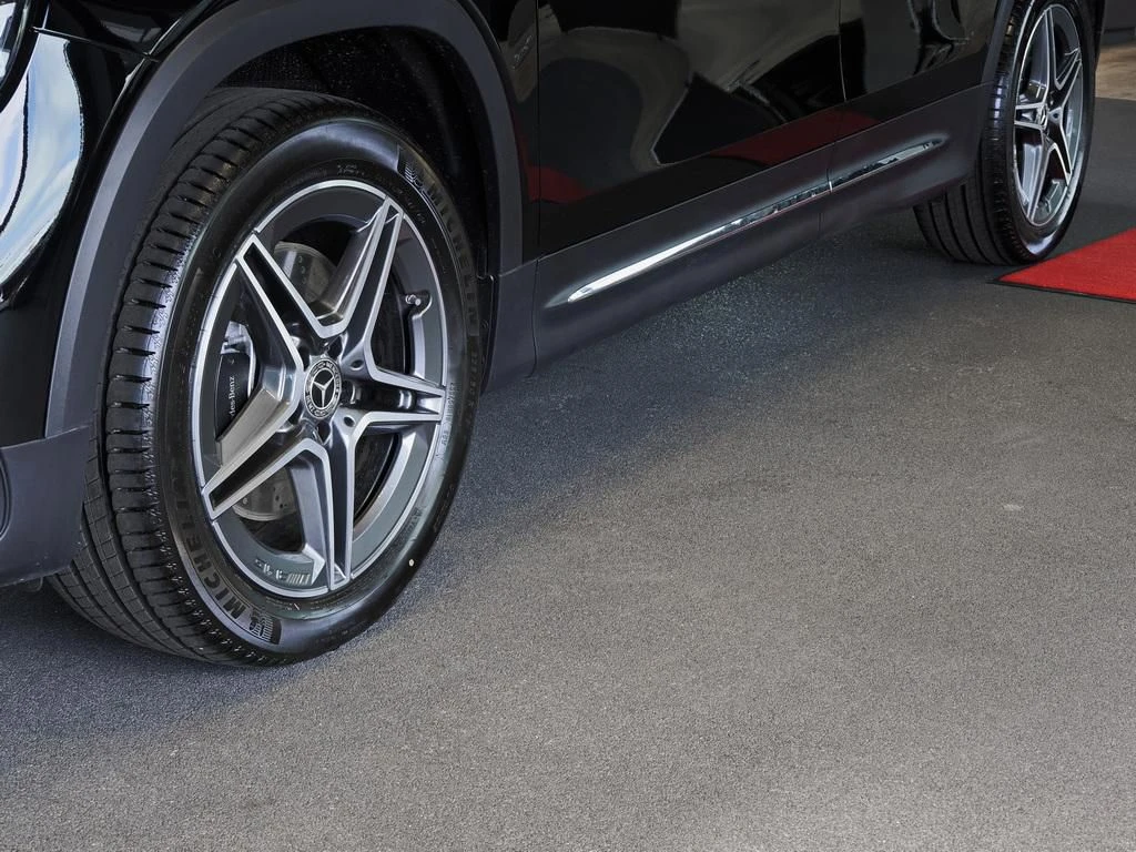 Mercedes-Benz-GLB 220 d-image-3