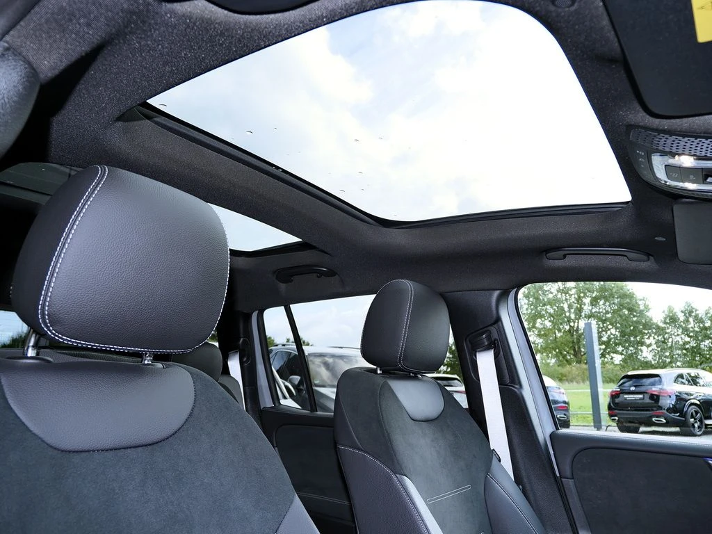 Mercedes-Benz-GLB 200 d-image-13