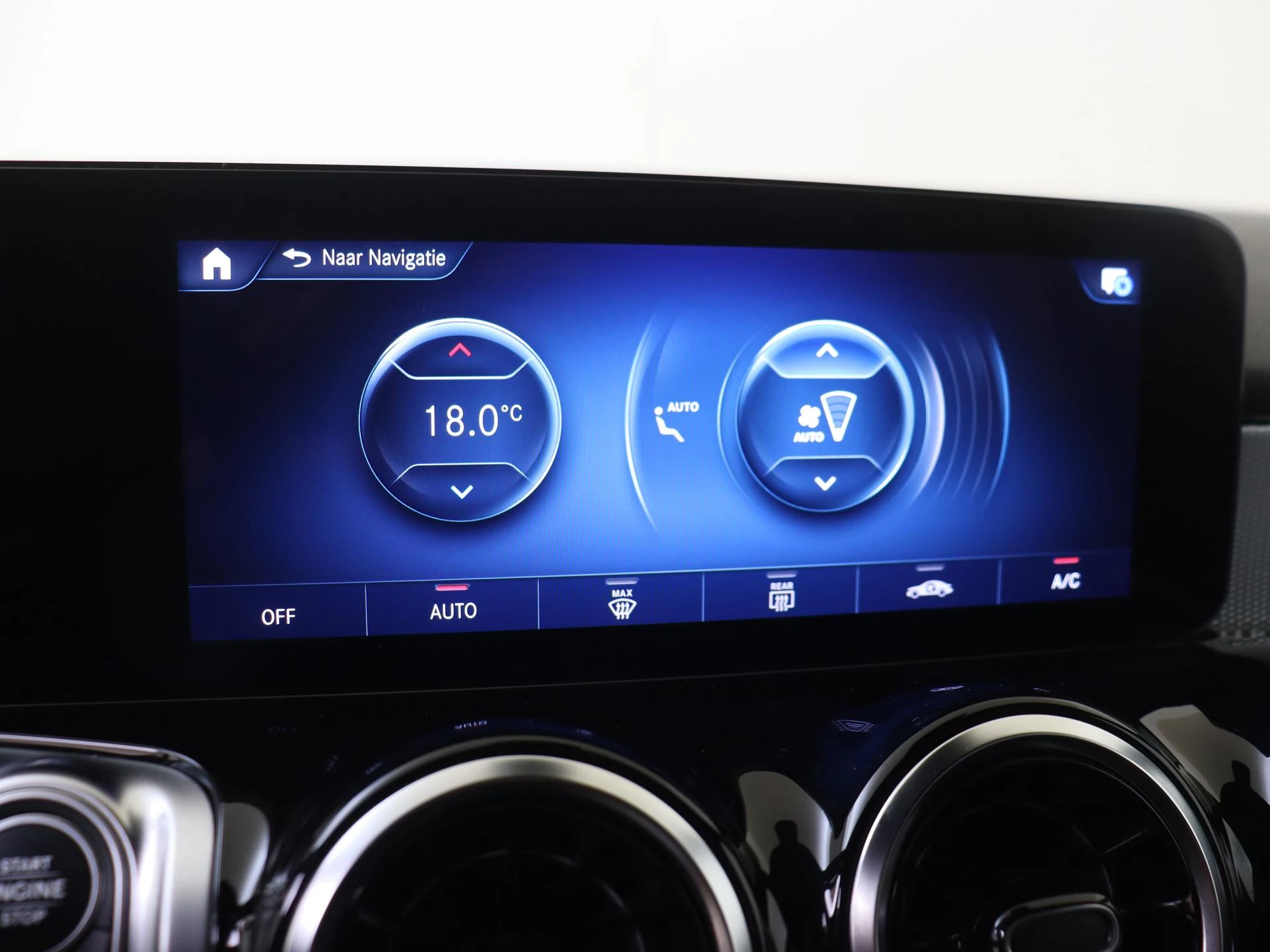 Mercedes-Benz-GLB-image-18