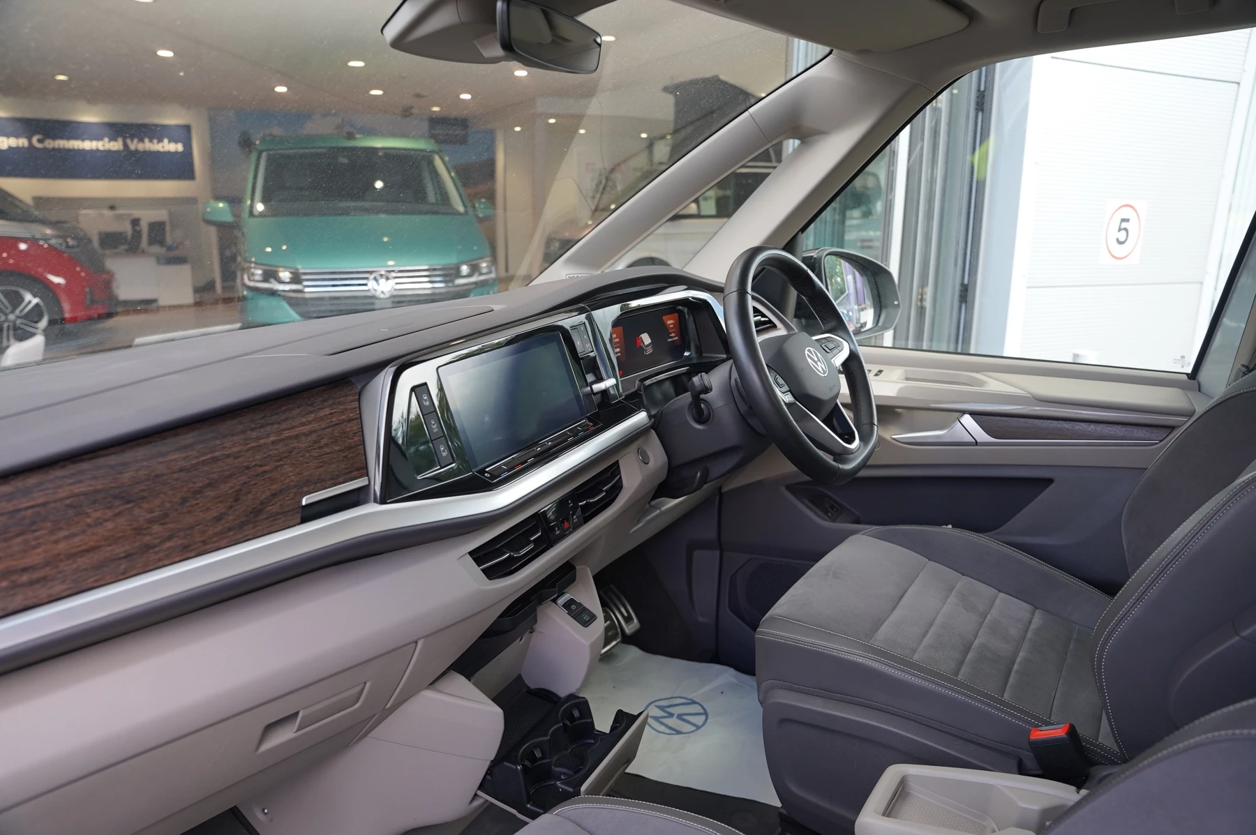 Volkswagen-Multivan-image-1