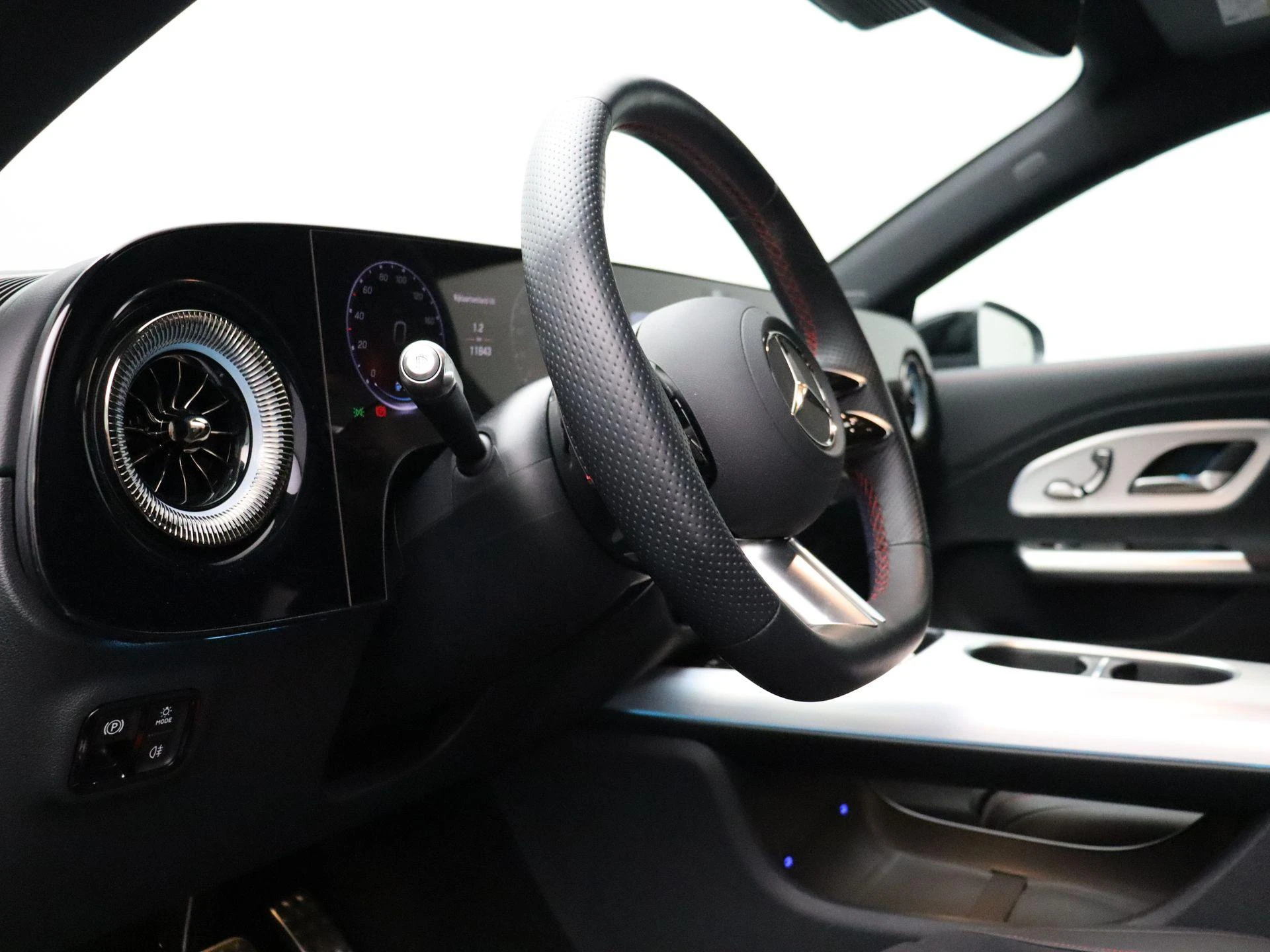 Mercedes-Benz-CLA-image-11