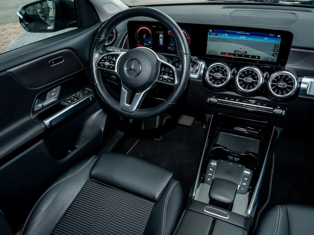 Mercedes-Benz-GLB 200-image-8