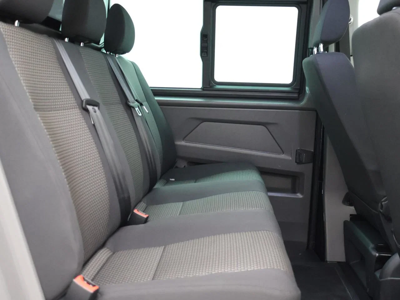 Volkswagen-Transporter-image-4