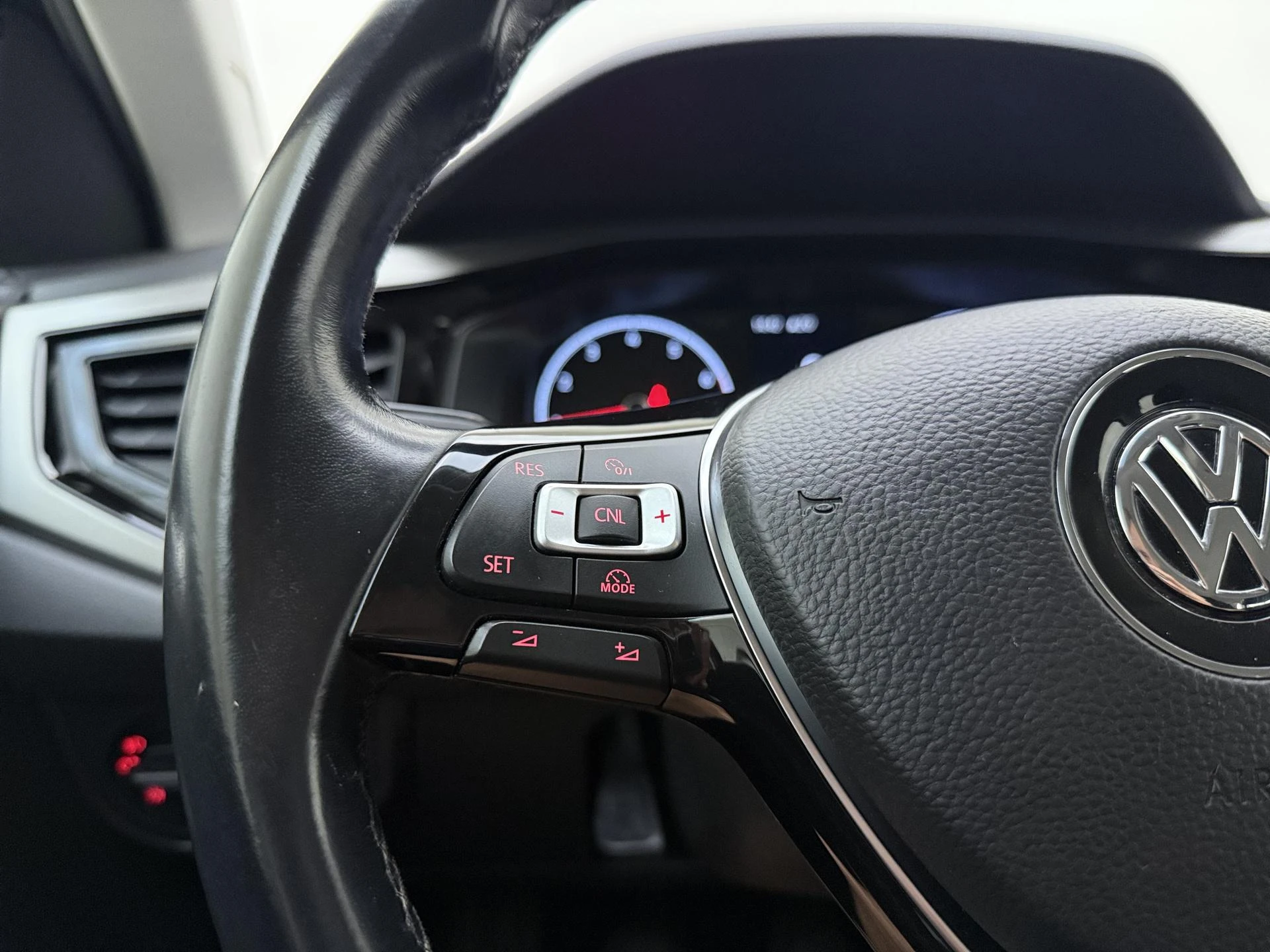 Volkswagen-Polo-image-13