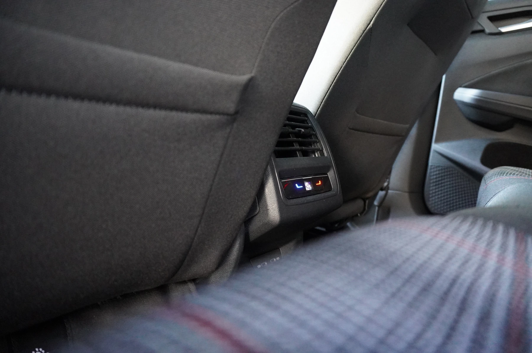 Volkswagen-Golf-image-23