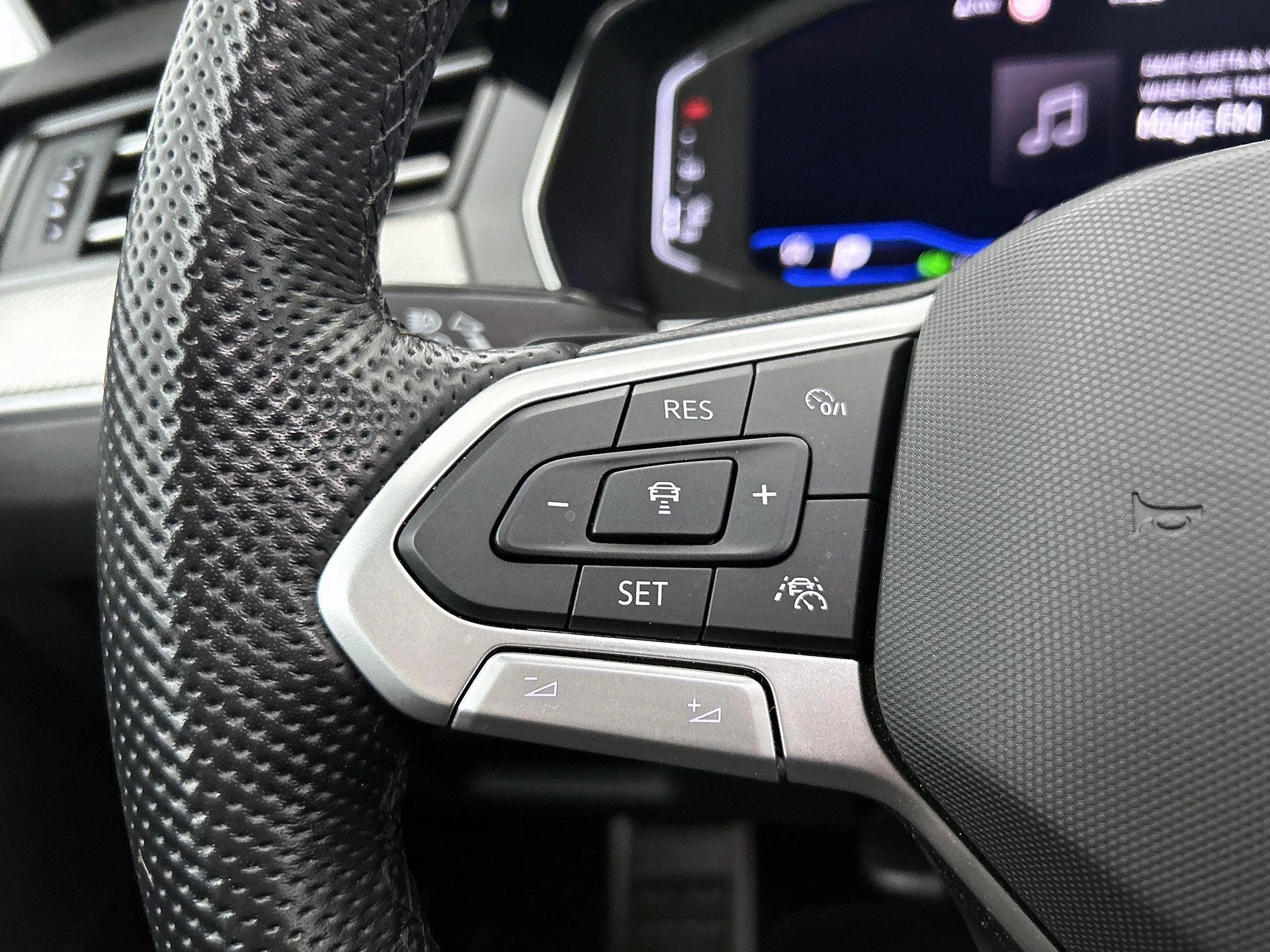 Volkswagen-Passat-image-5