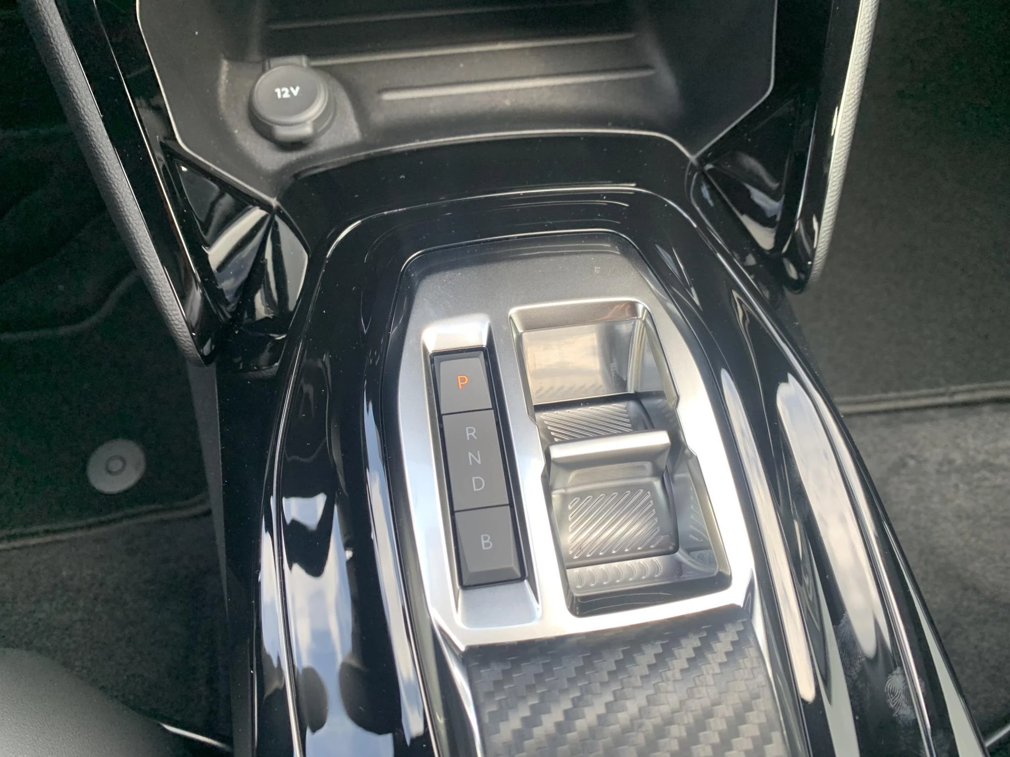 Peugeot-e-2008-image-13