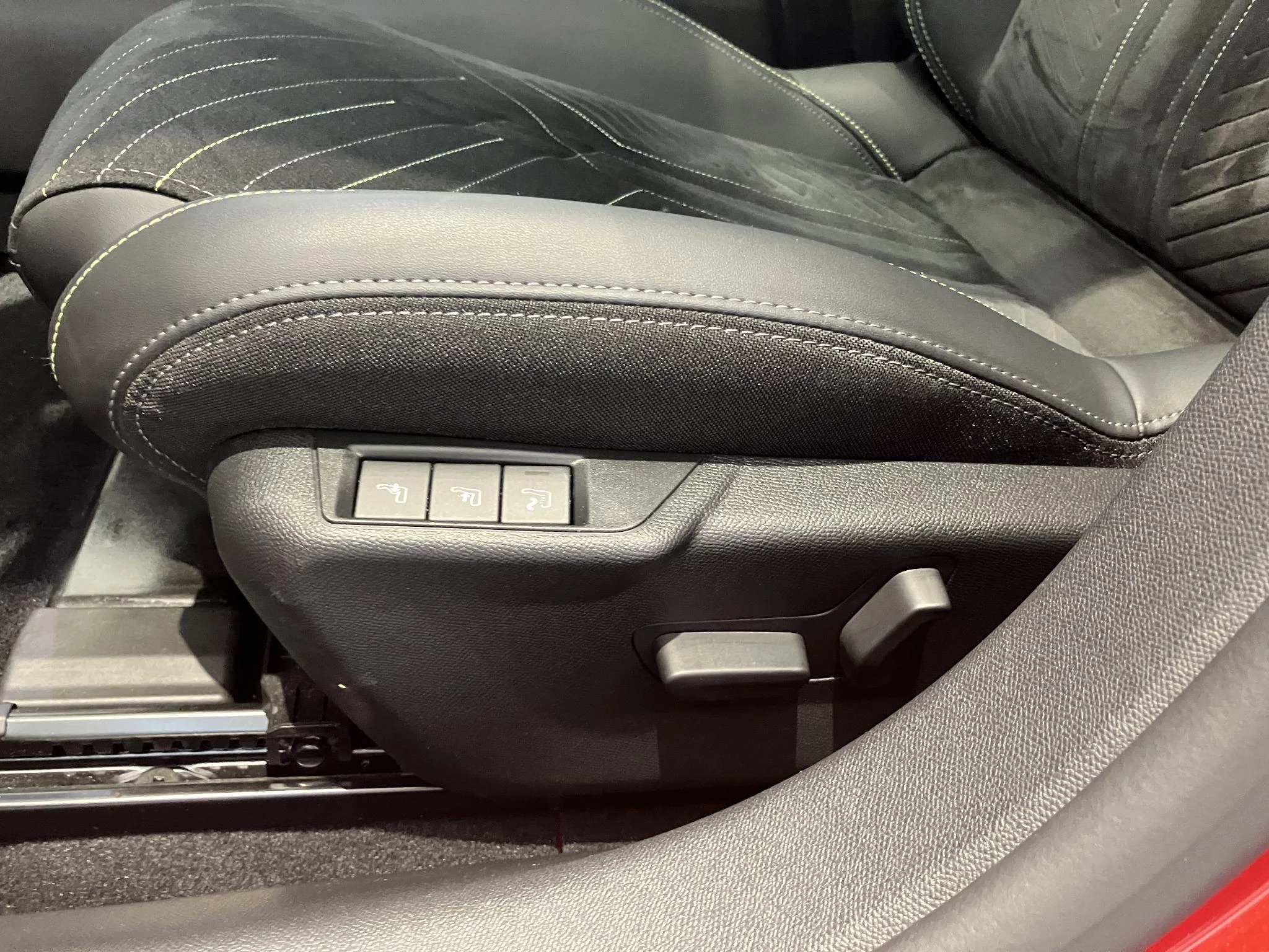 Peugeot 208 Hybrid 136 e-DCS6 GT