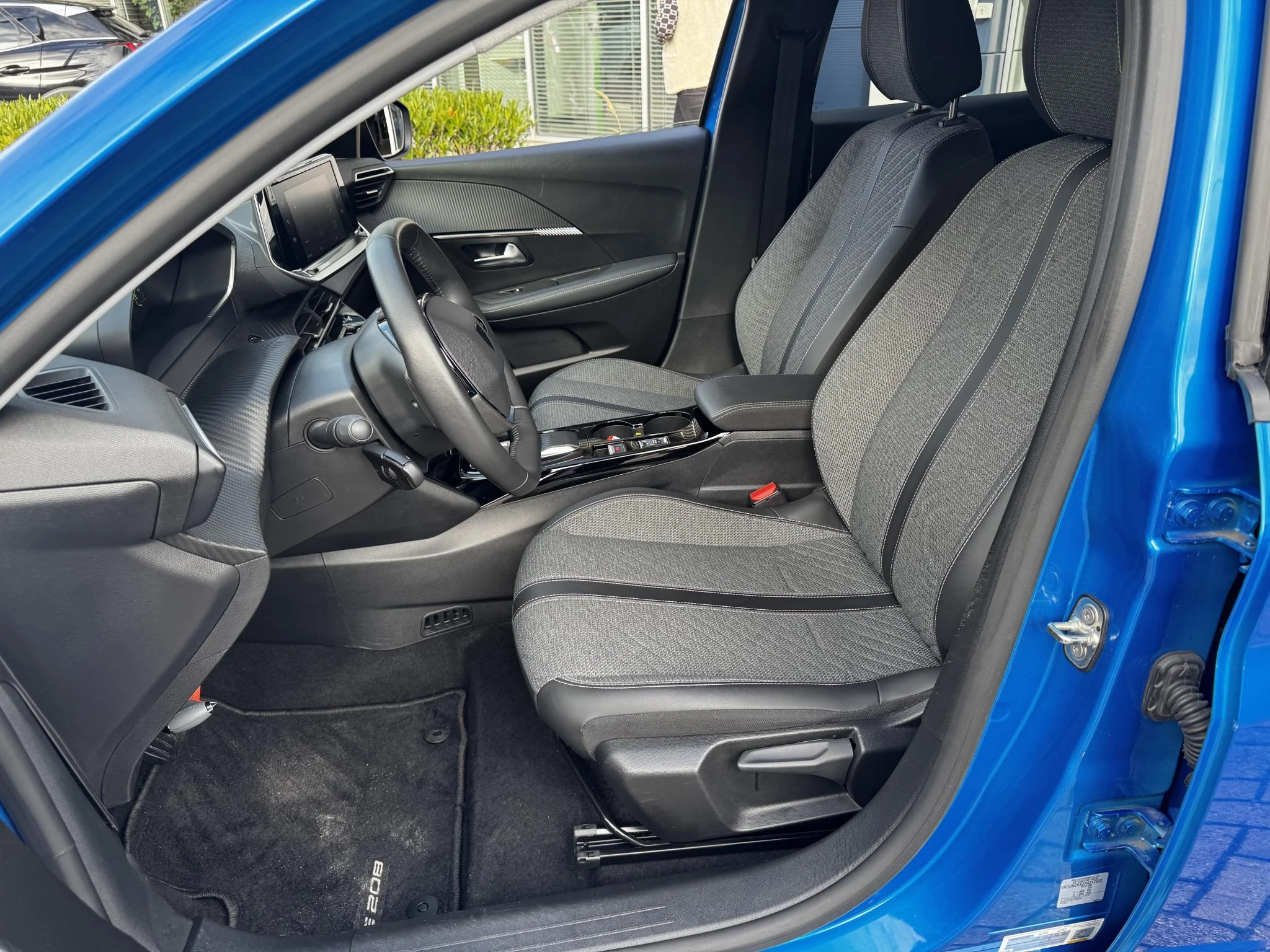 Peugeot-e-208-image-9