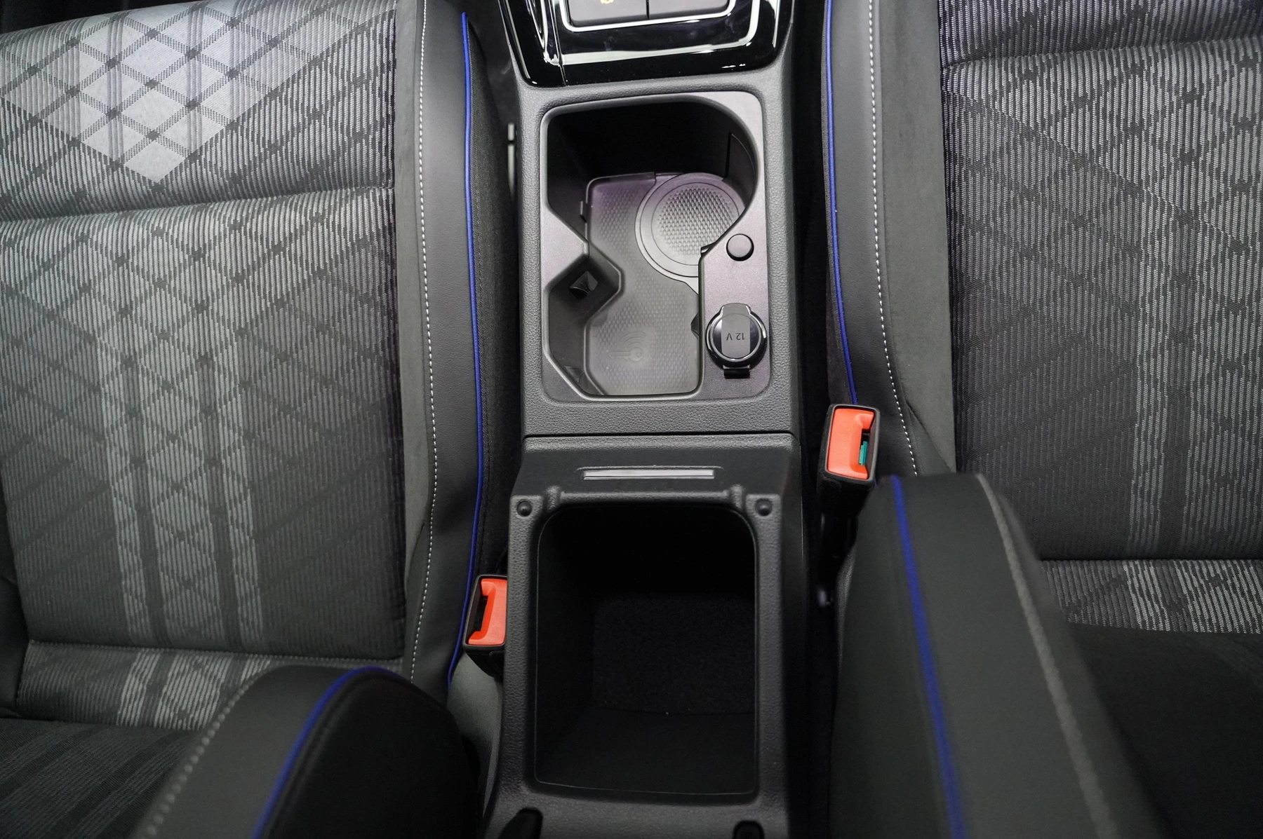 Volkswagen-Golf-image-25