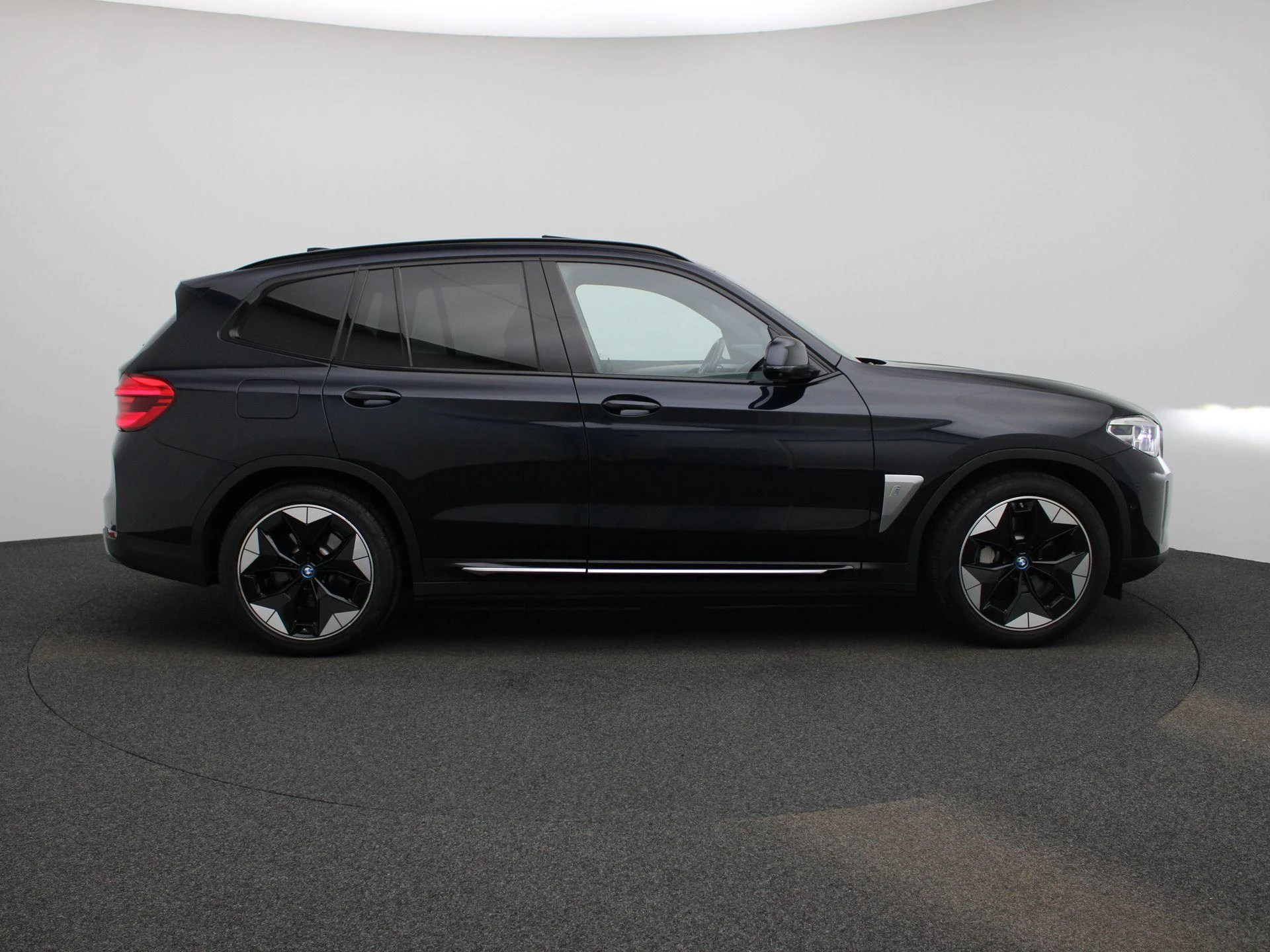 BMW-iX3-image-5