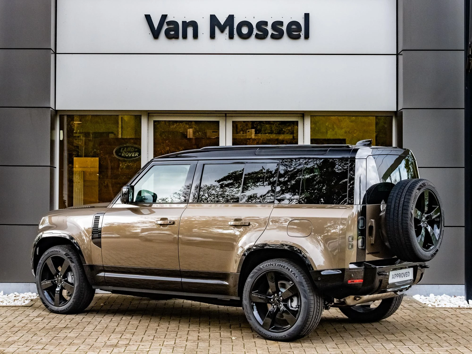 Land Rover-Defender-image-3