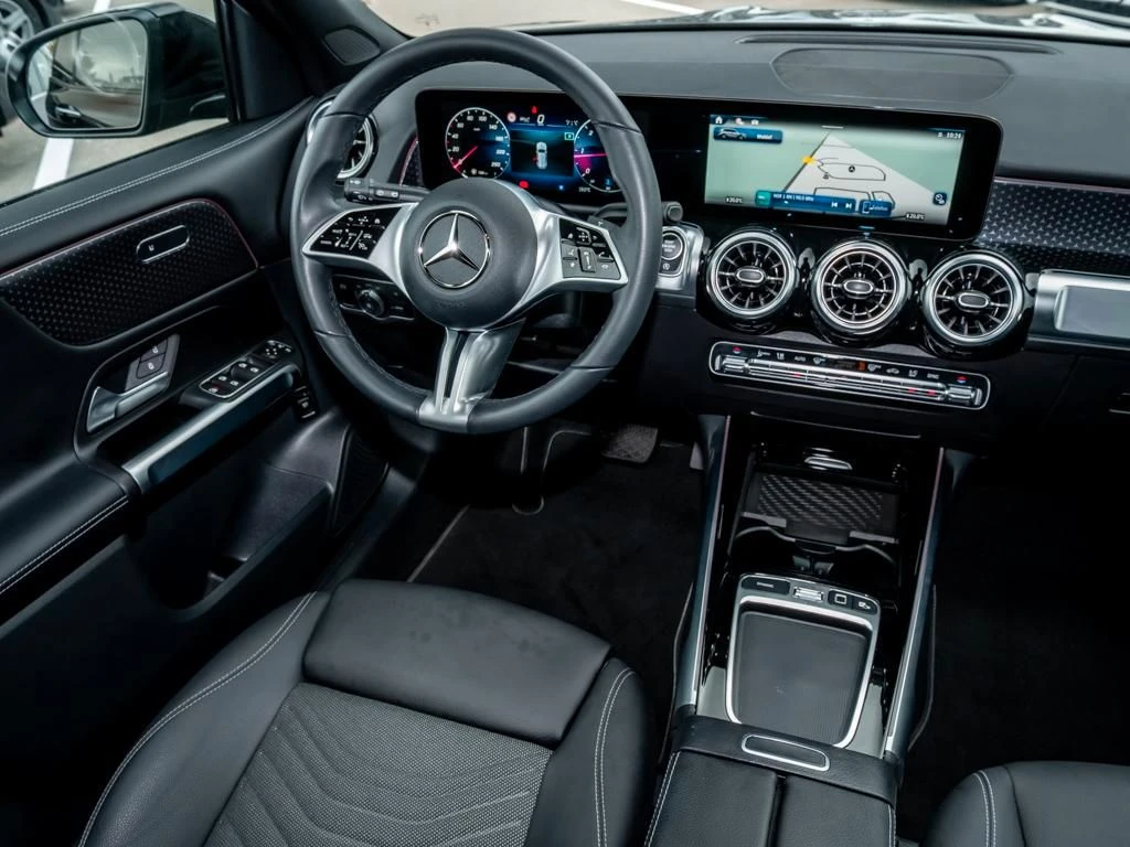 Mercedes-Benz-GLB 200 d-image-9