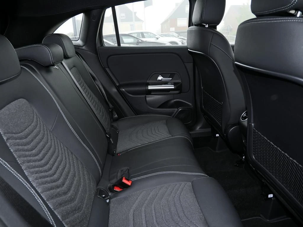 Mercedes-Benz-GLA 200-image-13